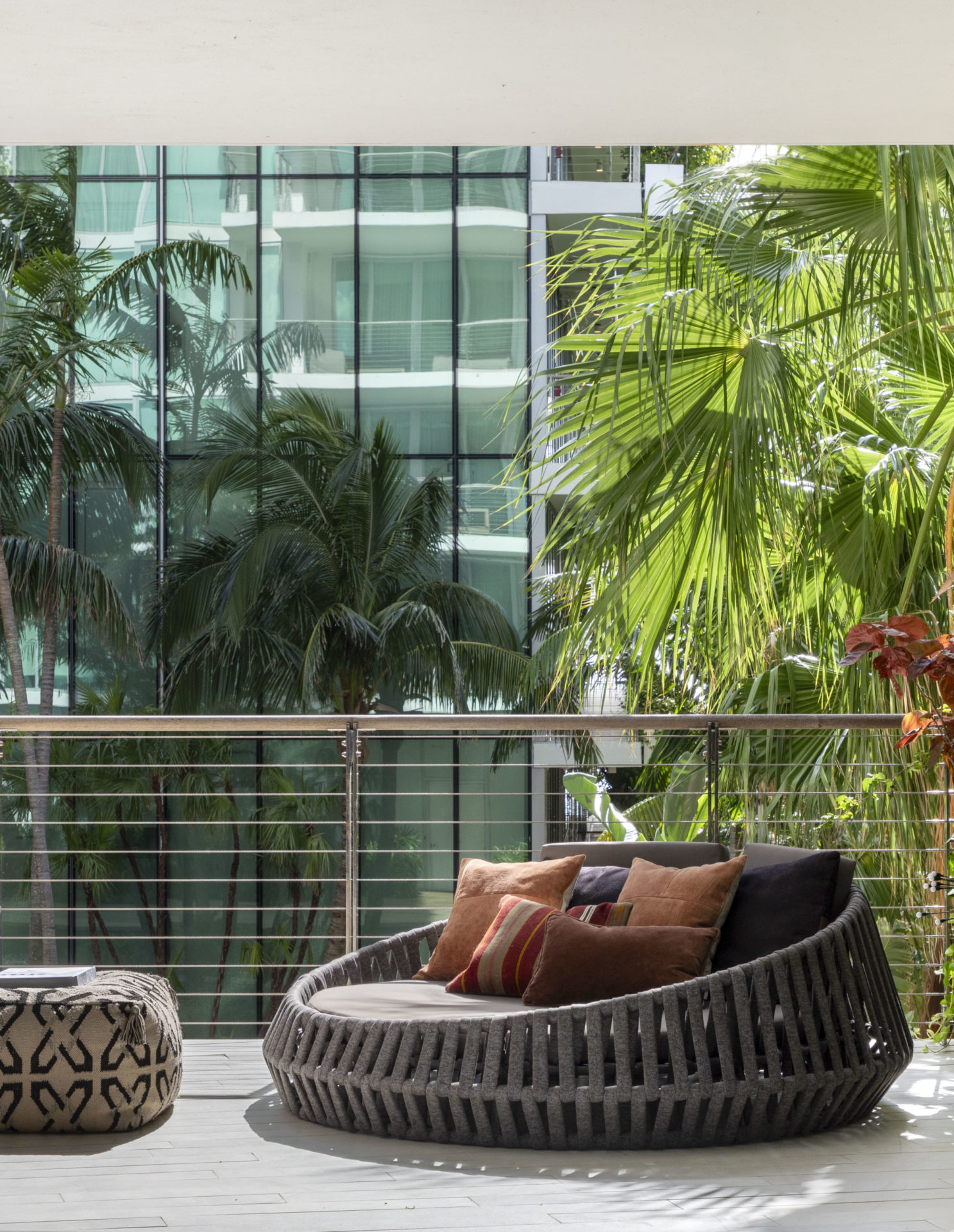 varanda de apartamento redecorado com móveis e plantas