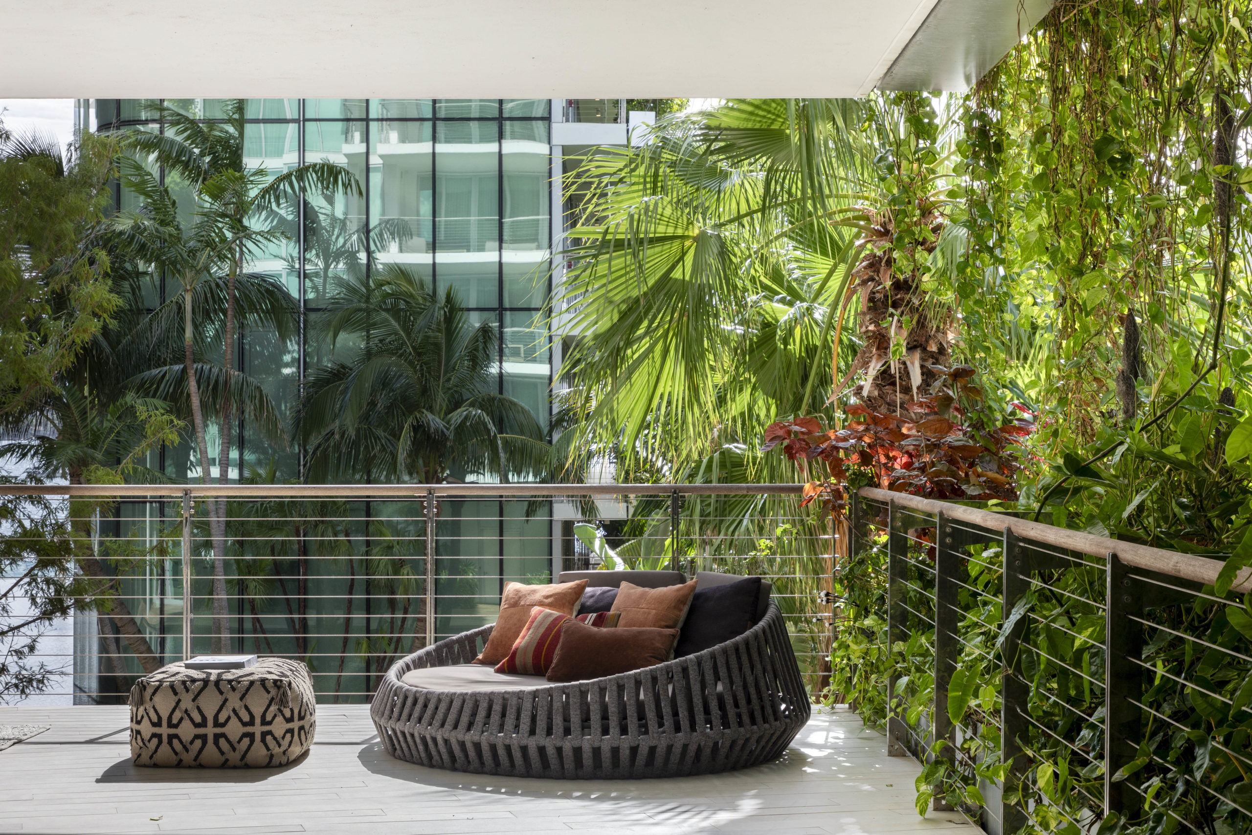 varanda com plantas e móveis