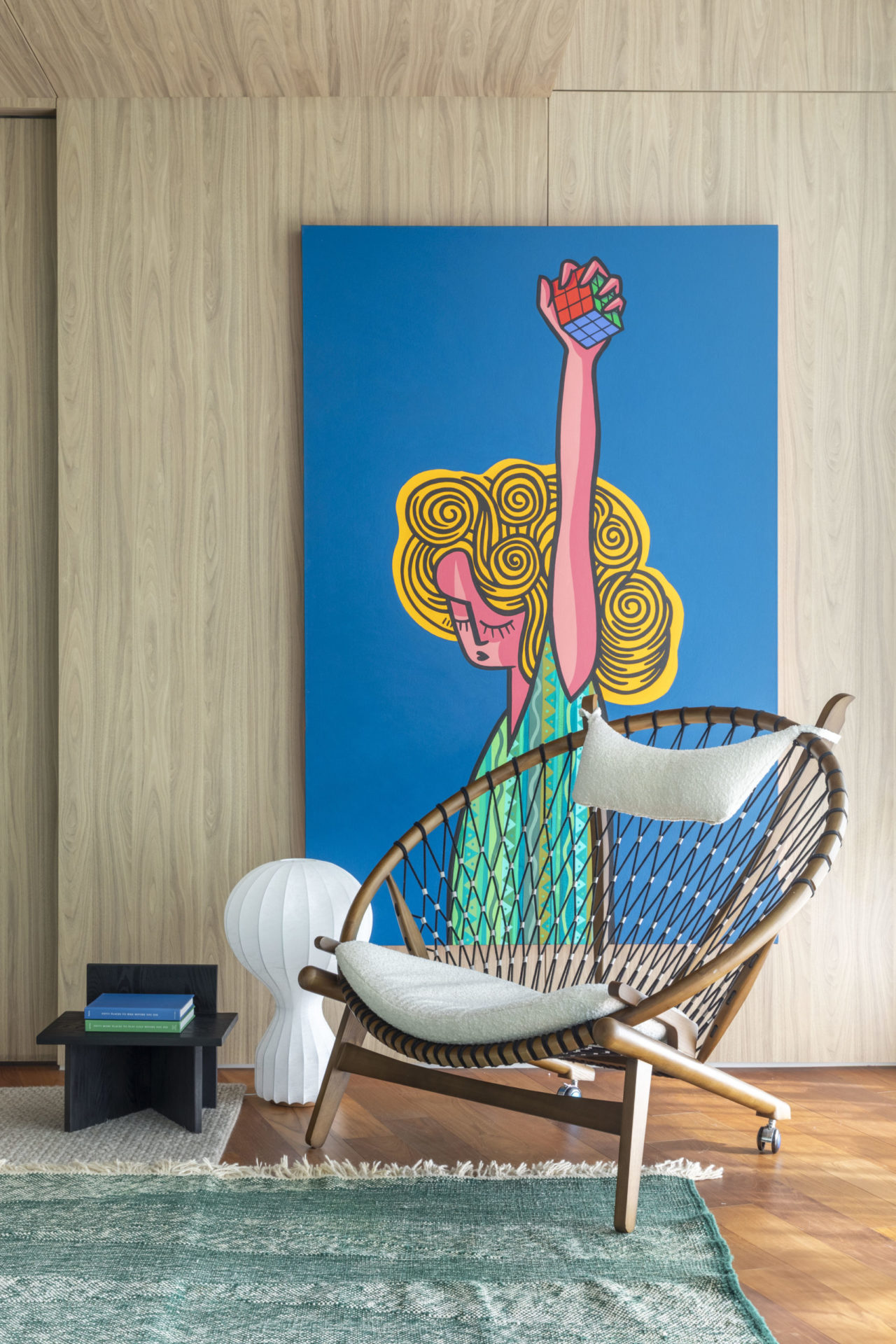 poltrona, luminária de chão e quadro na parede