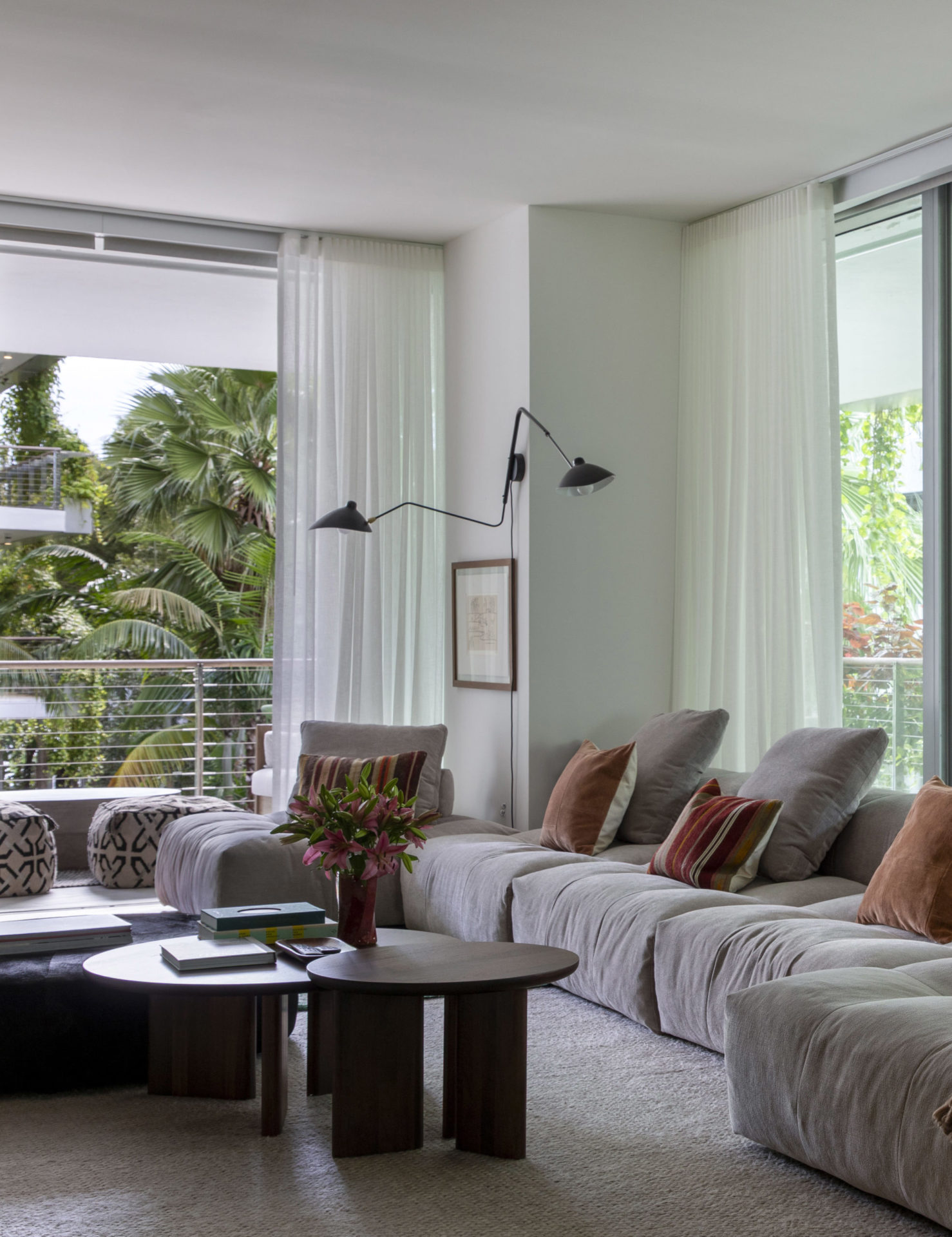 sala com mesa de centro, sofá e varanda