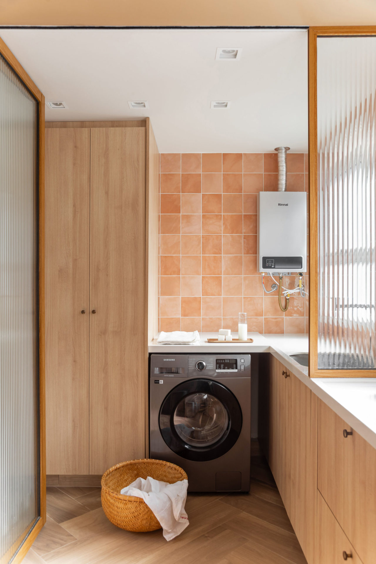 área com máquina de lavar e aquecedor na parede