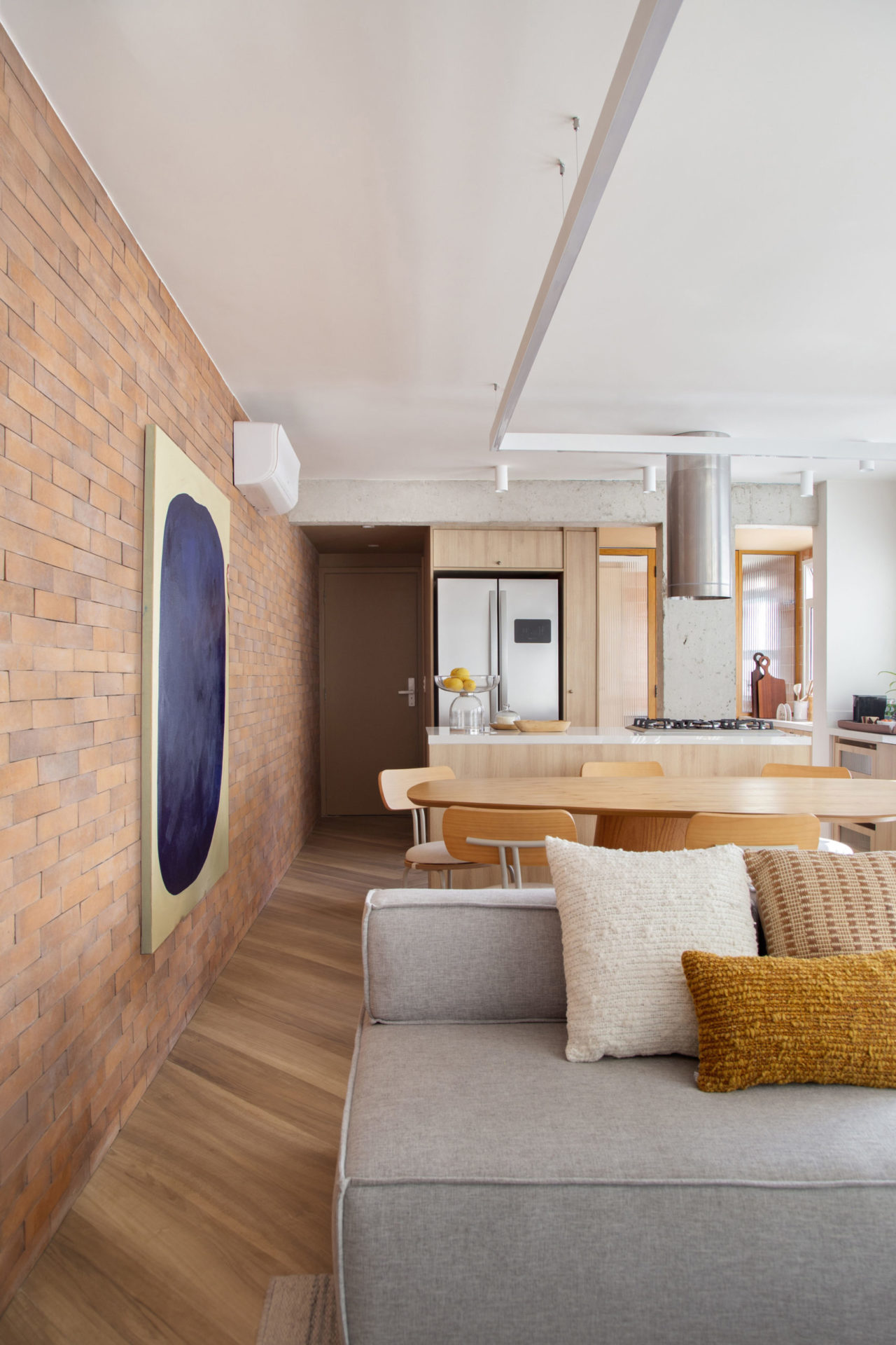 na foto é possível ver salas e cozinha