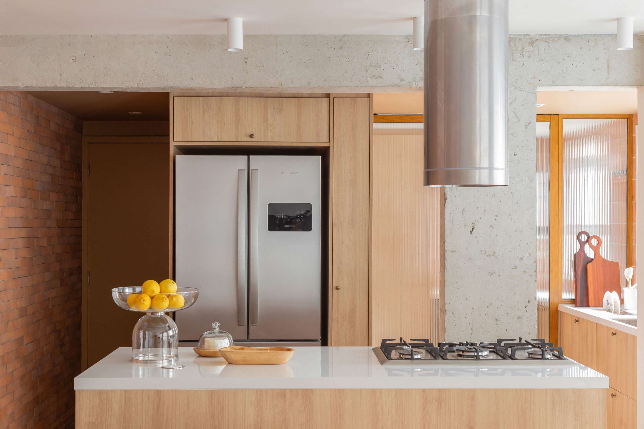 ilha de cozinha, geladeira e fogão