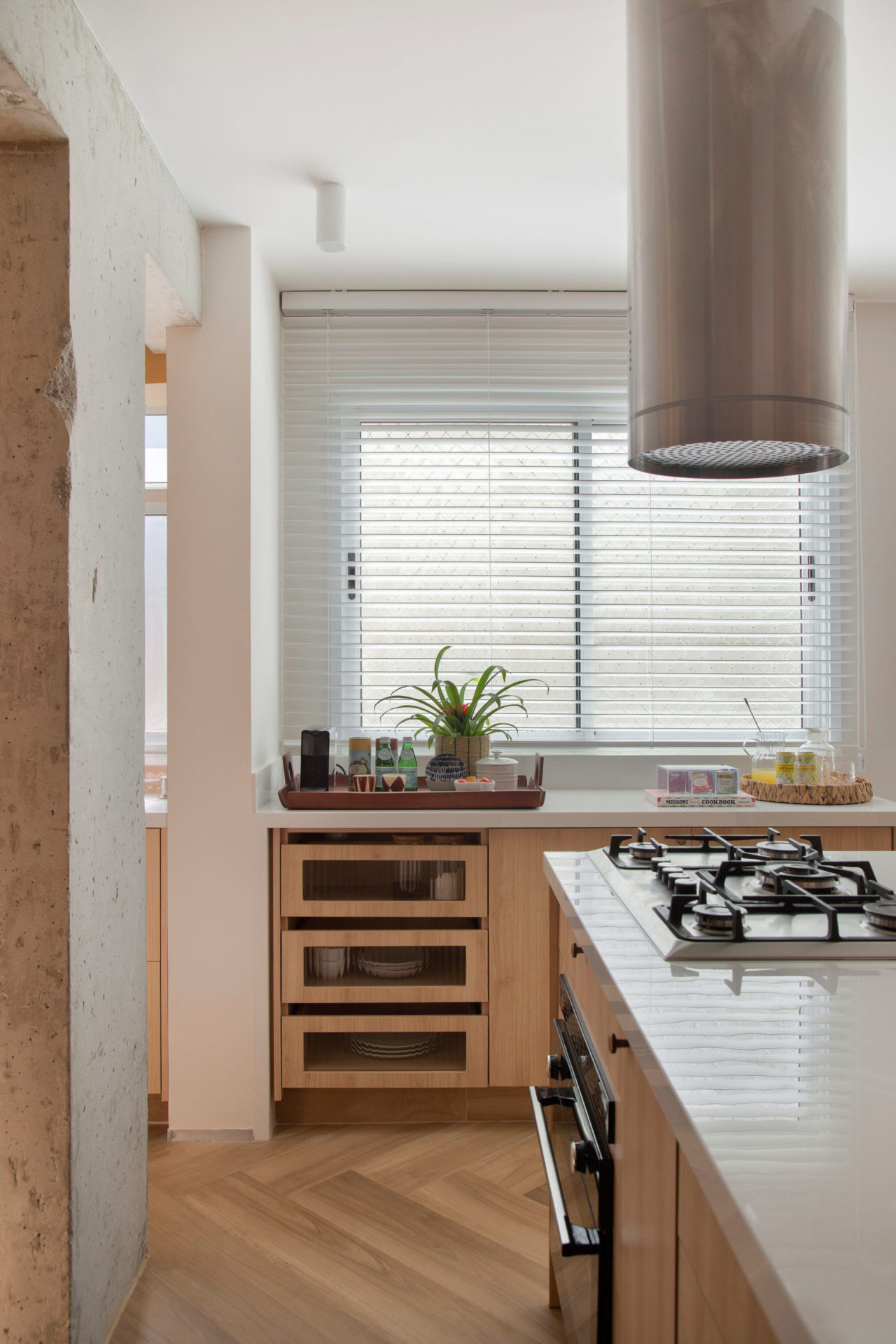 bancada de cozinha e janela com persiana branca