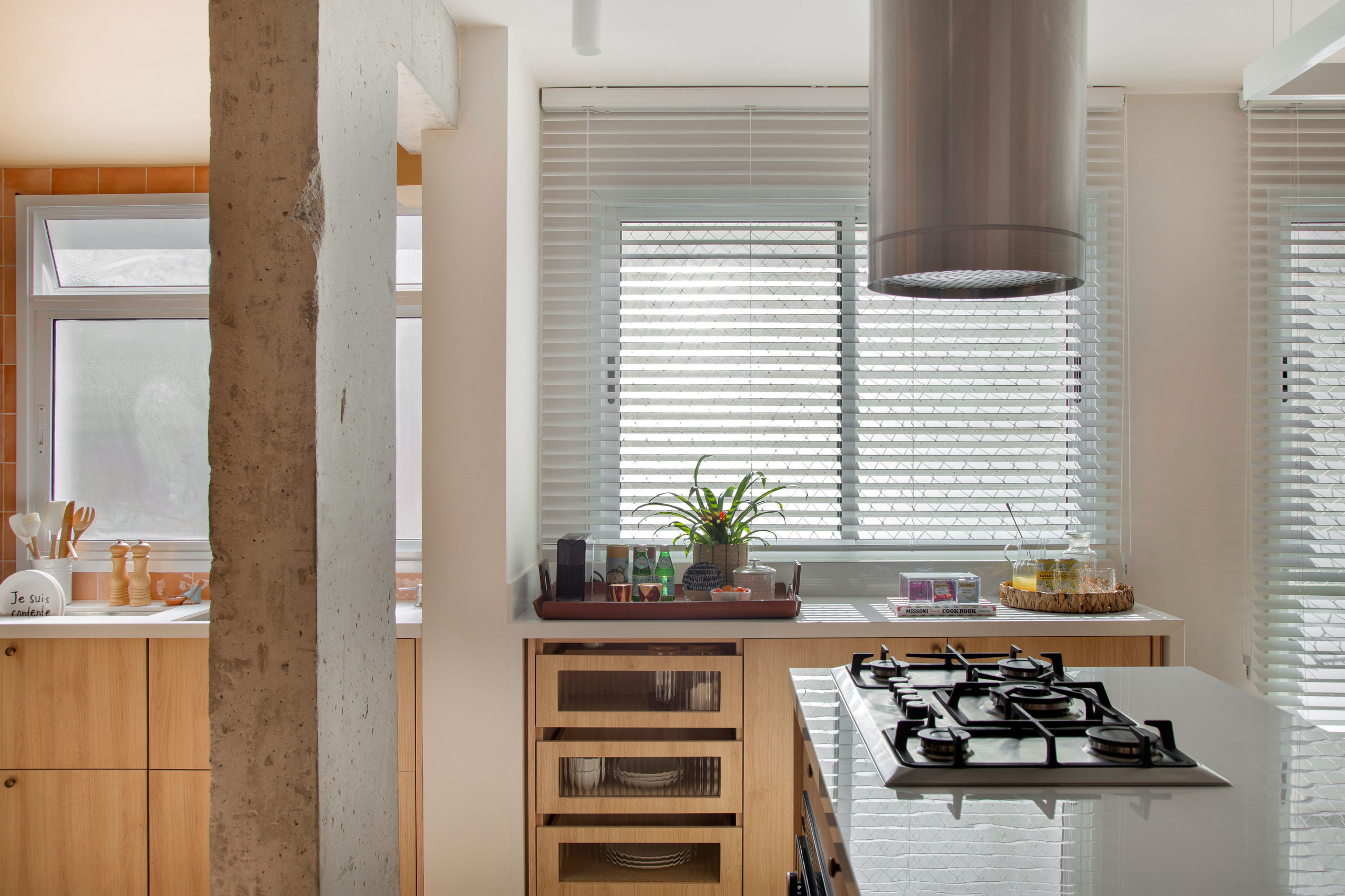 cozinha com bancada e janela com persiana branca