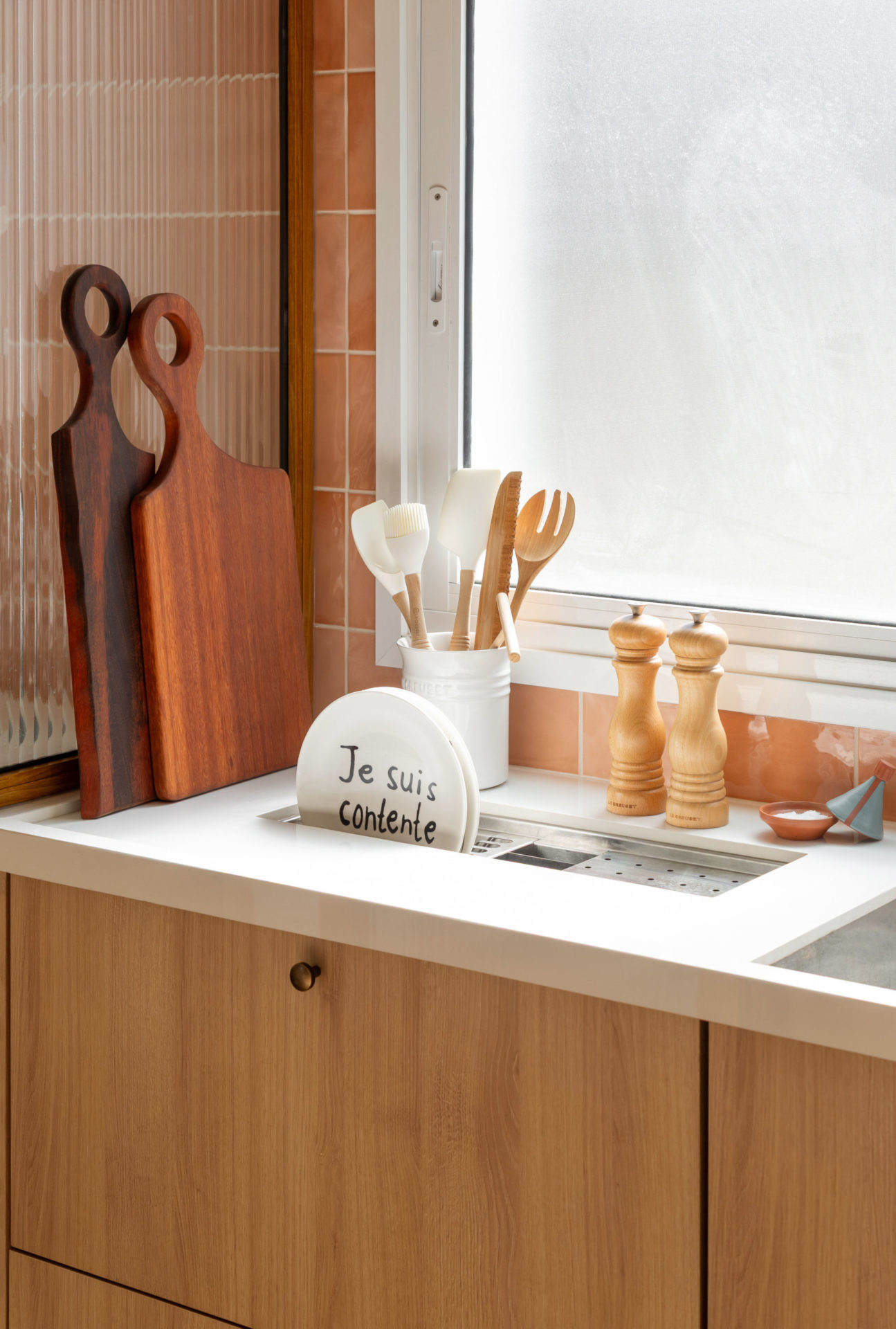 bancada de cozinha com duas tábuas de madeira 