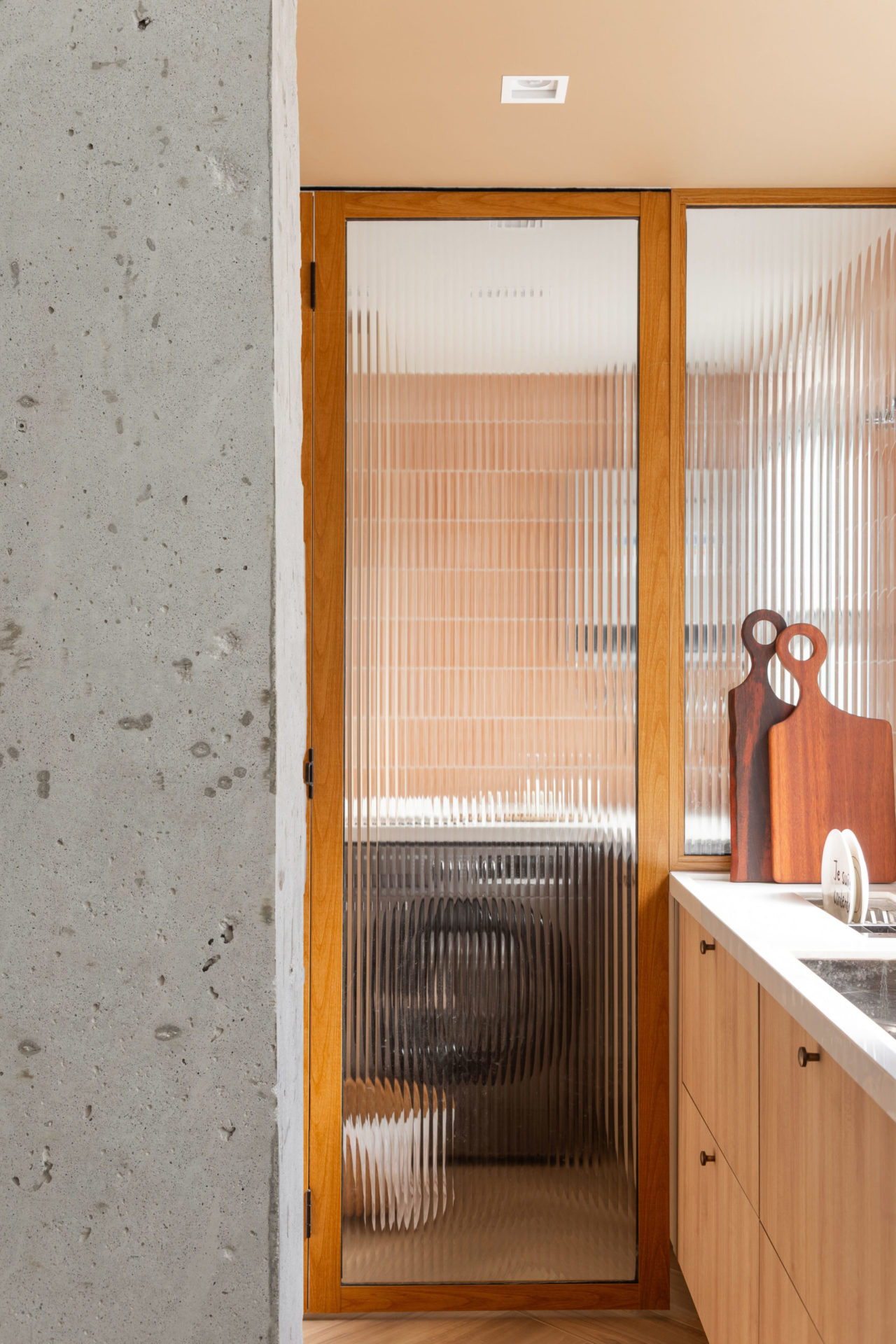 área de serviço com porta-camarão separando o espaço da cozinha