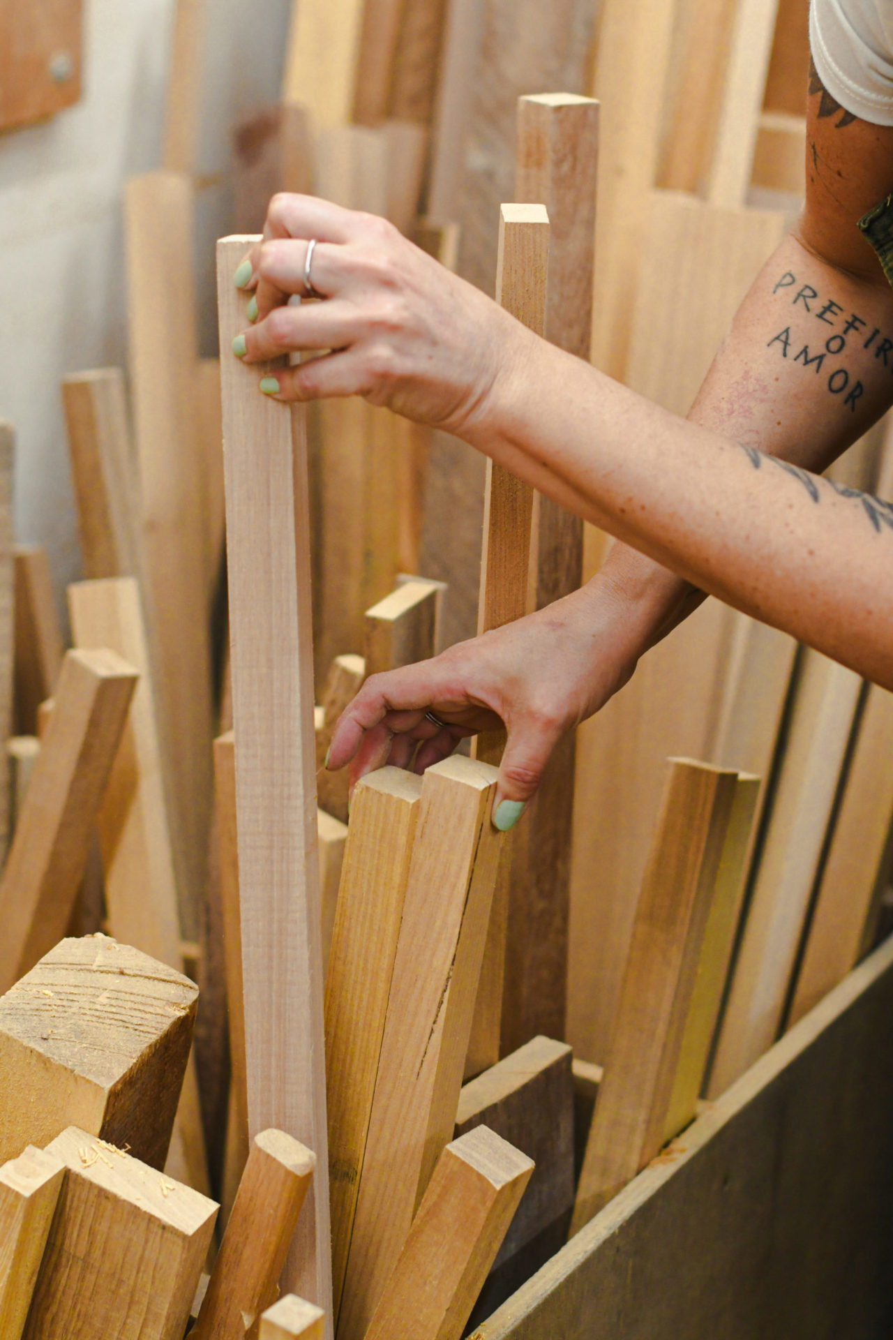 mãos de uma pessoa branca e peças de madeira