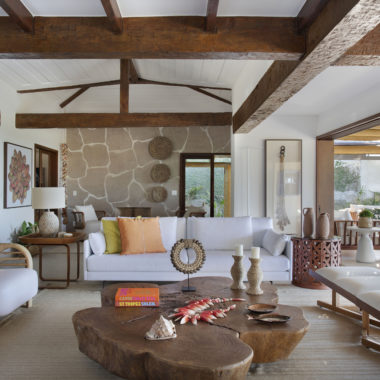 sala de casa de praia com sofá, mesa de centro de madeira