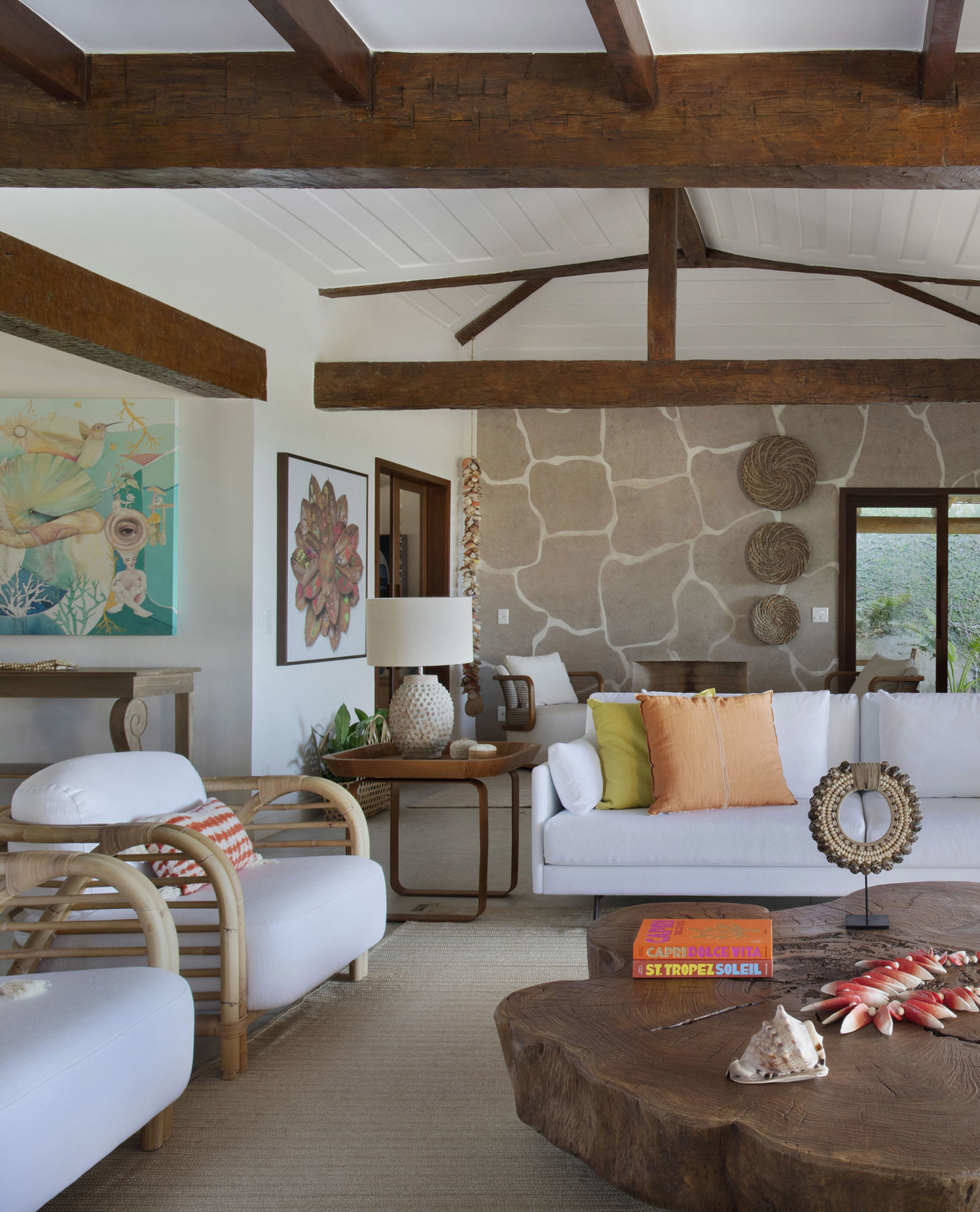 sala com sofás na cor branca, mesa de centro e vigas de madeira no teto