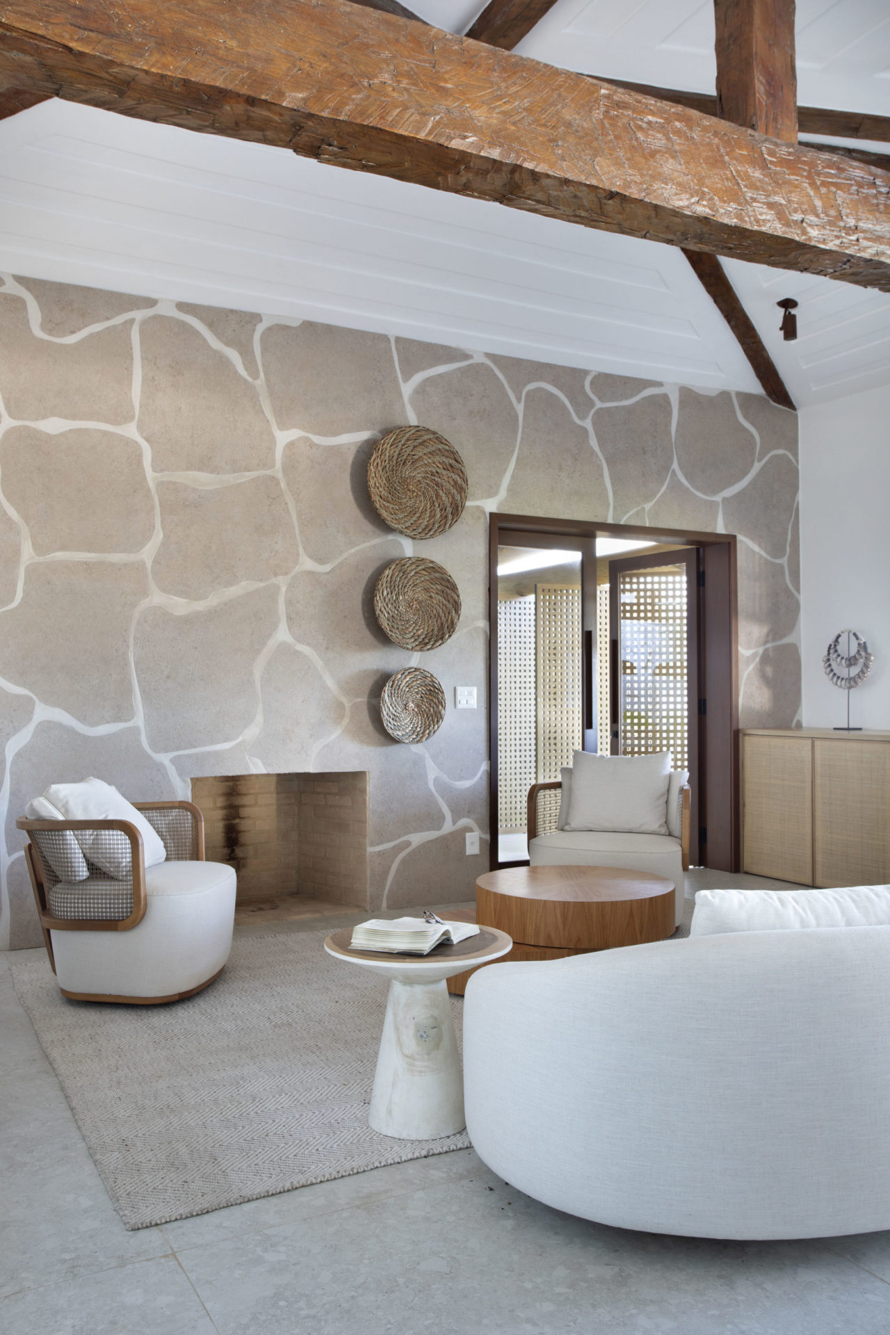 sala de estar com parede de pedra