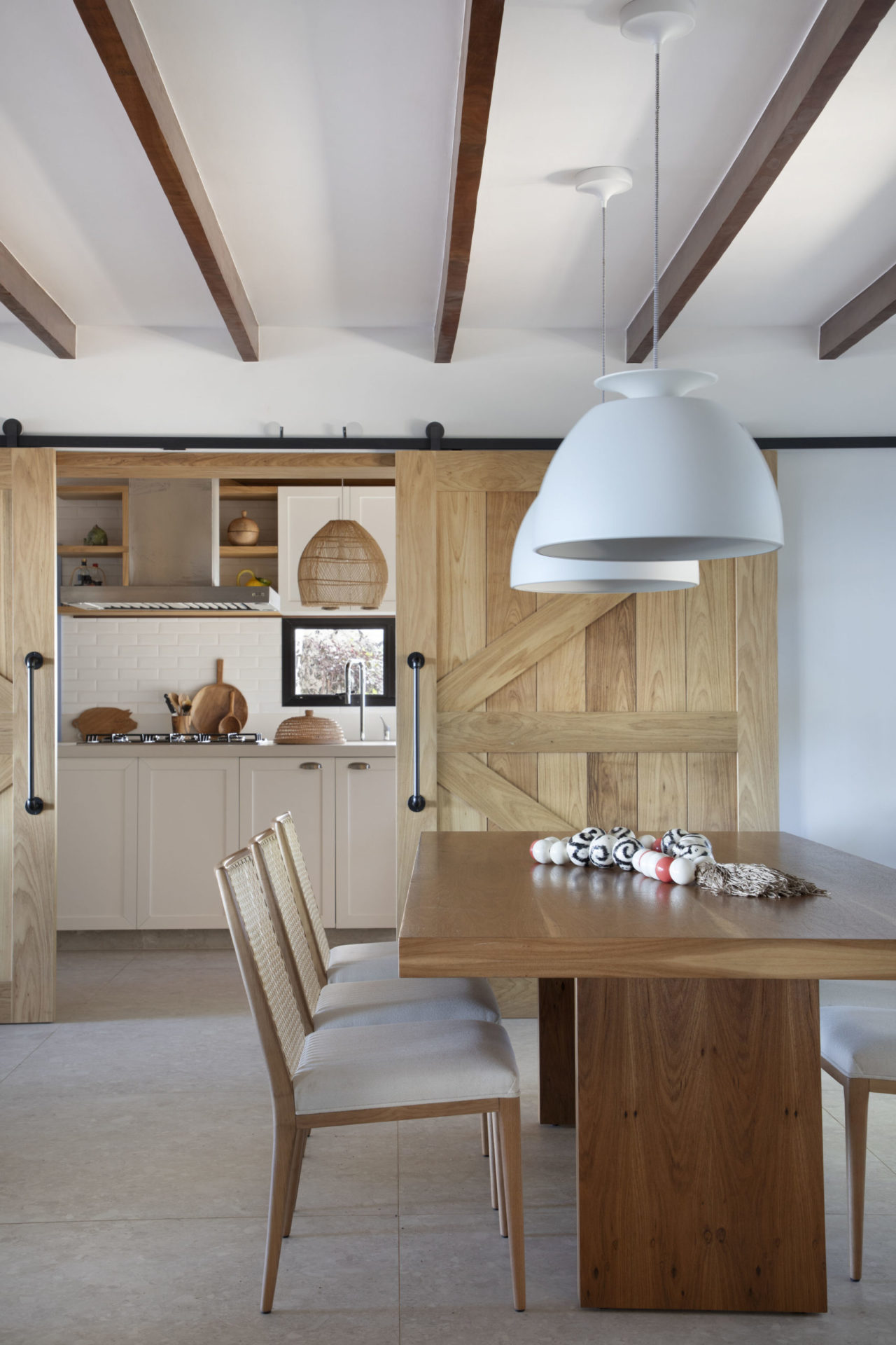 mesa de jantar com duas luminárias de teto