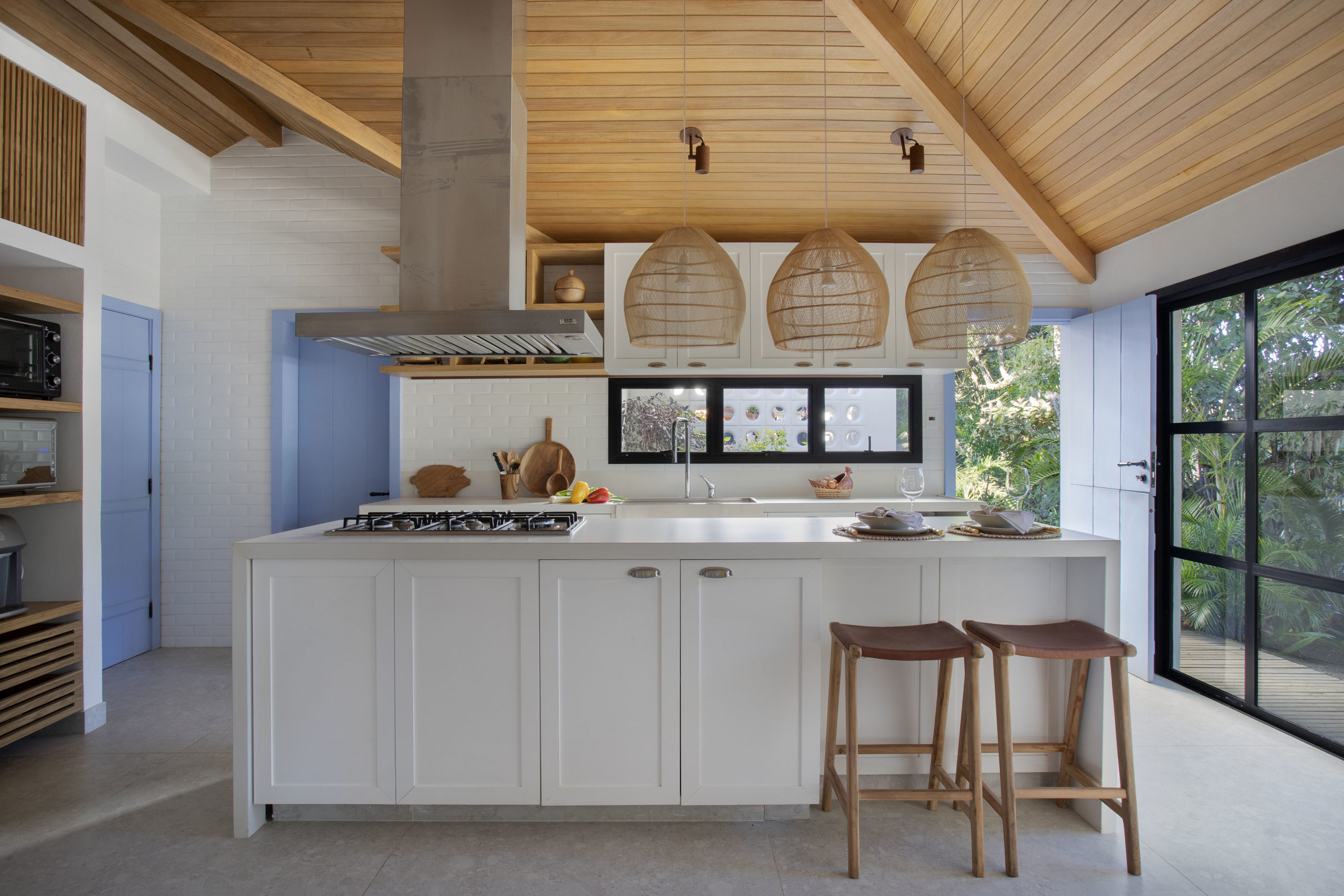 cozinha com paredes brancas com uma ilha e armário