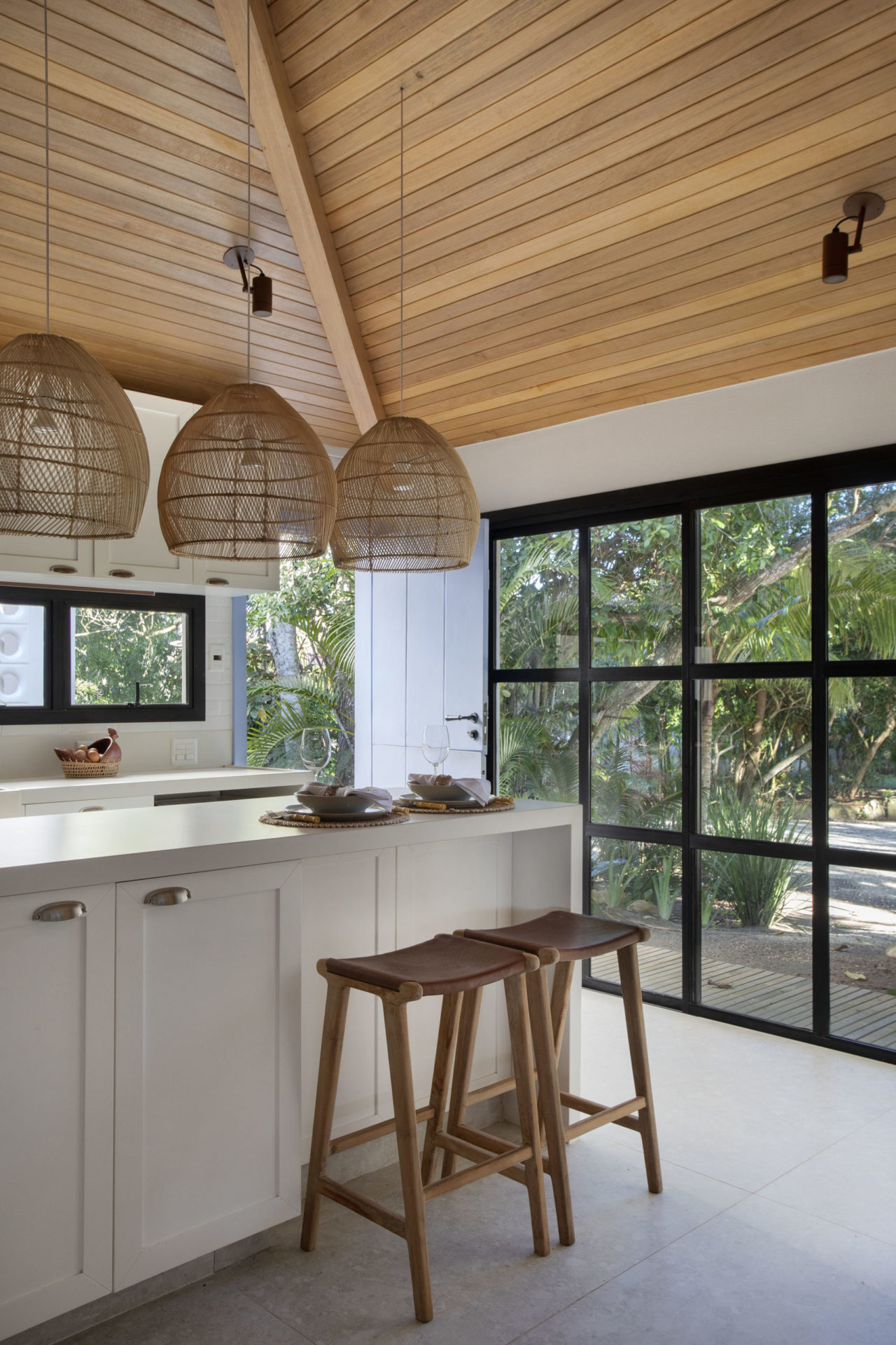 bancada de cozinha com grande janela