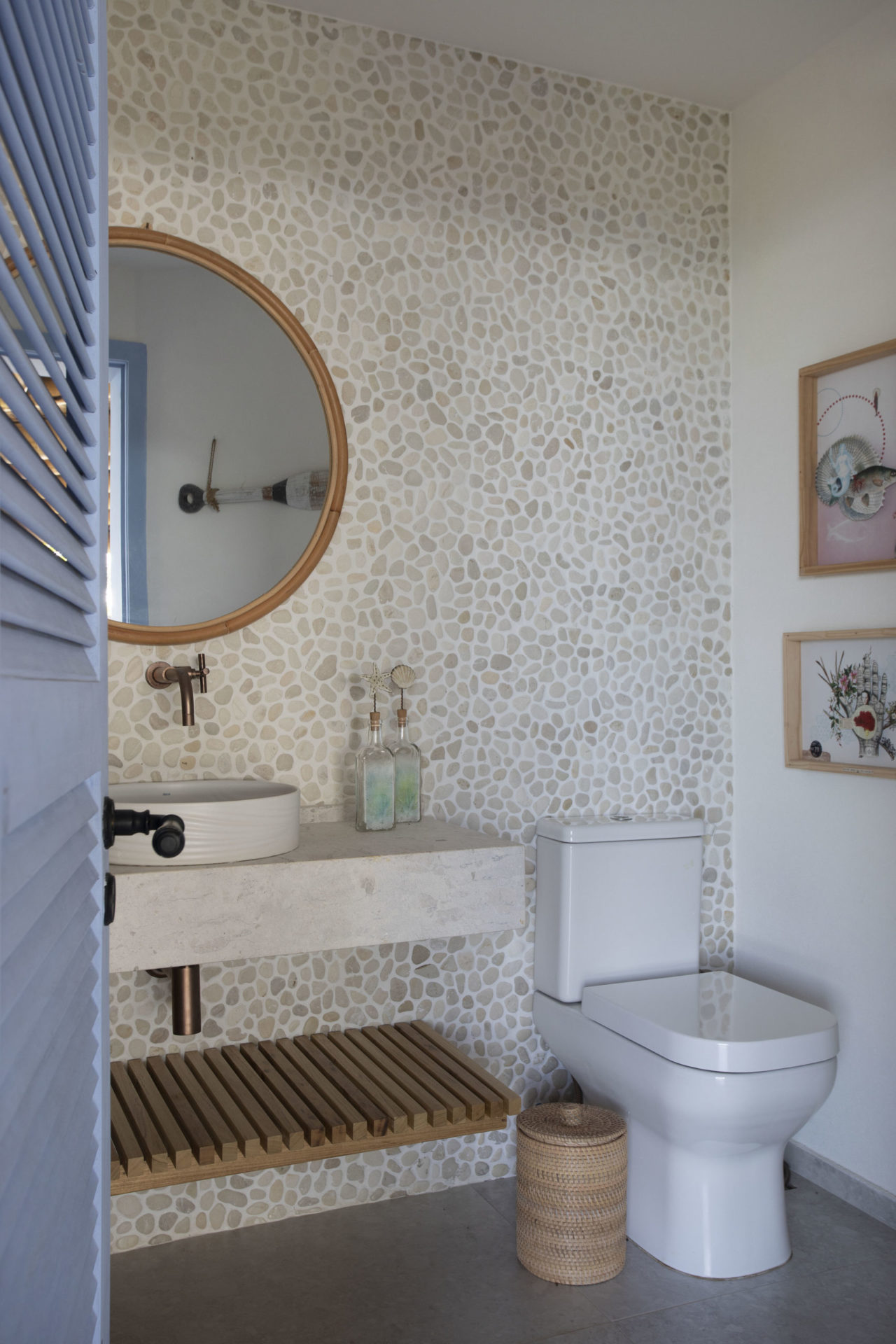 banheiro com espelho redondo