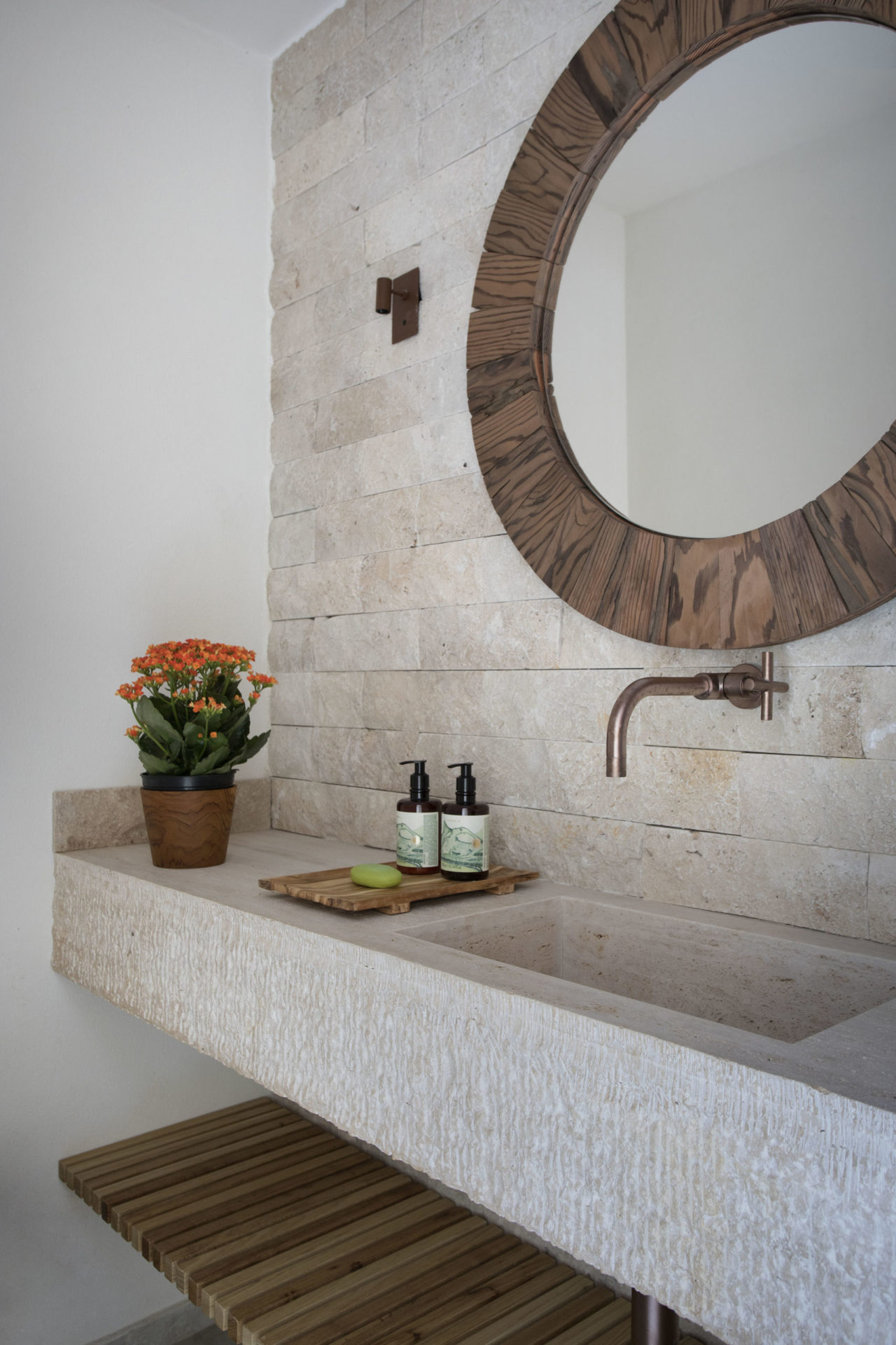 bancada e espelho redondo em banheiro