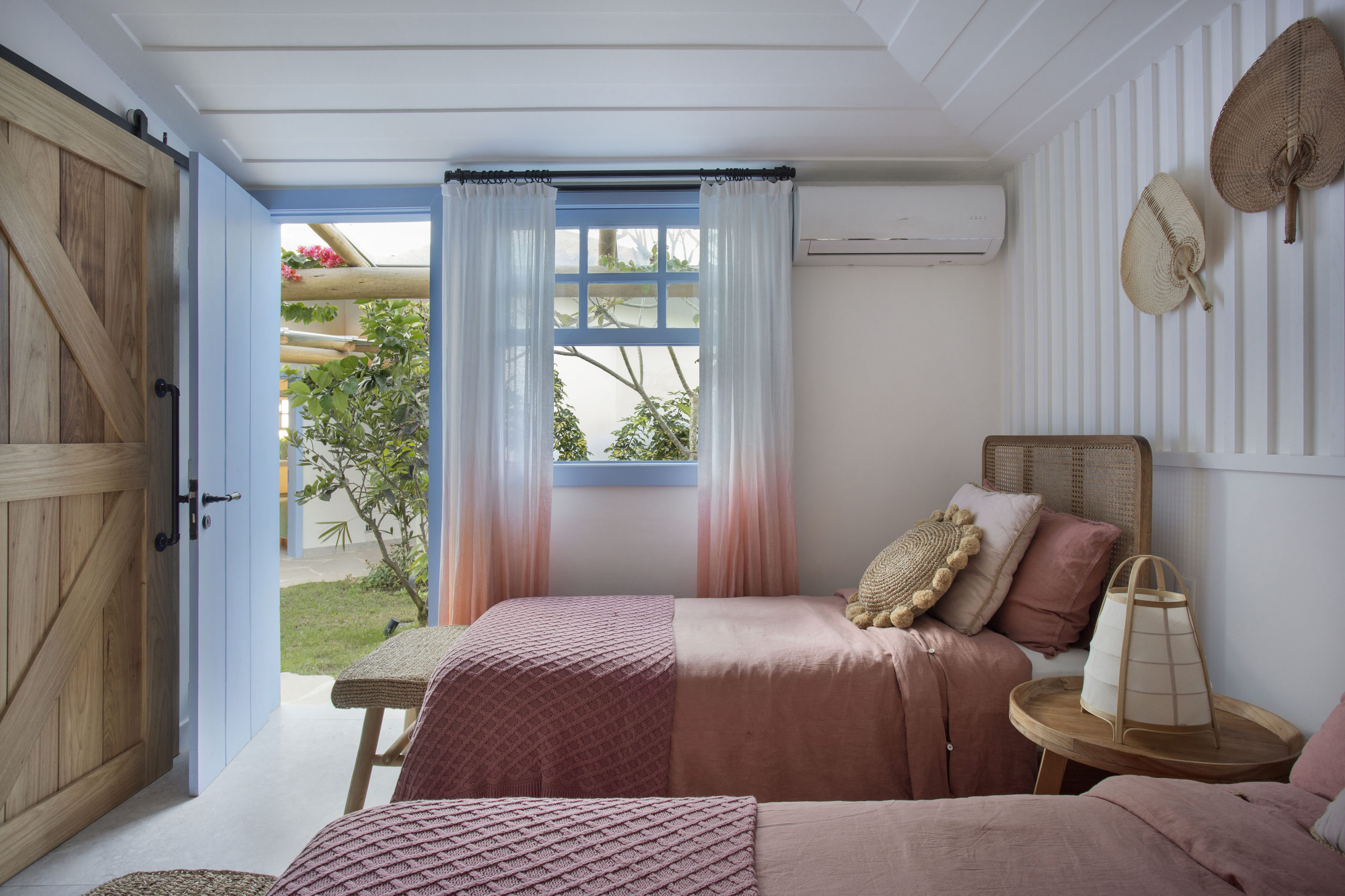 quarto em tons de azul e rosa