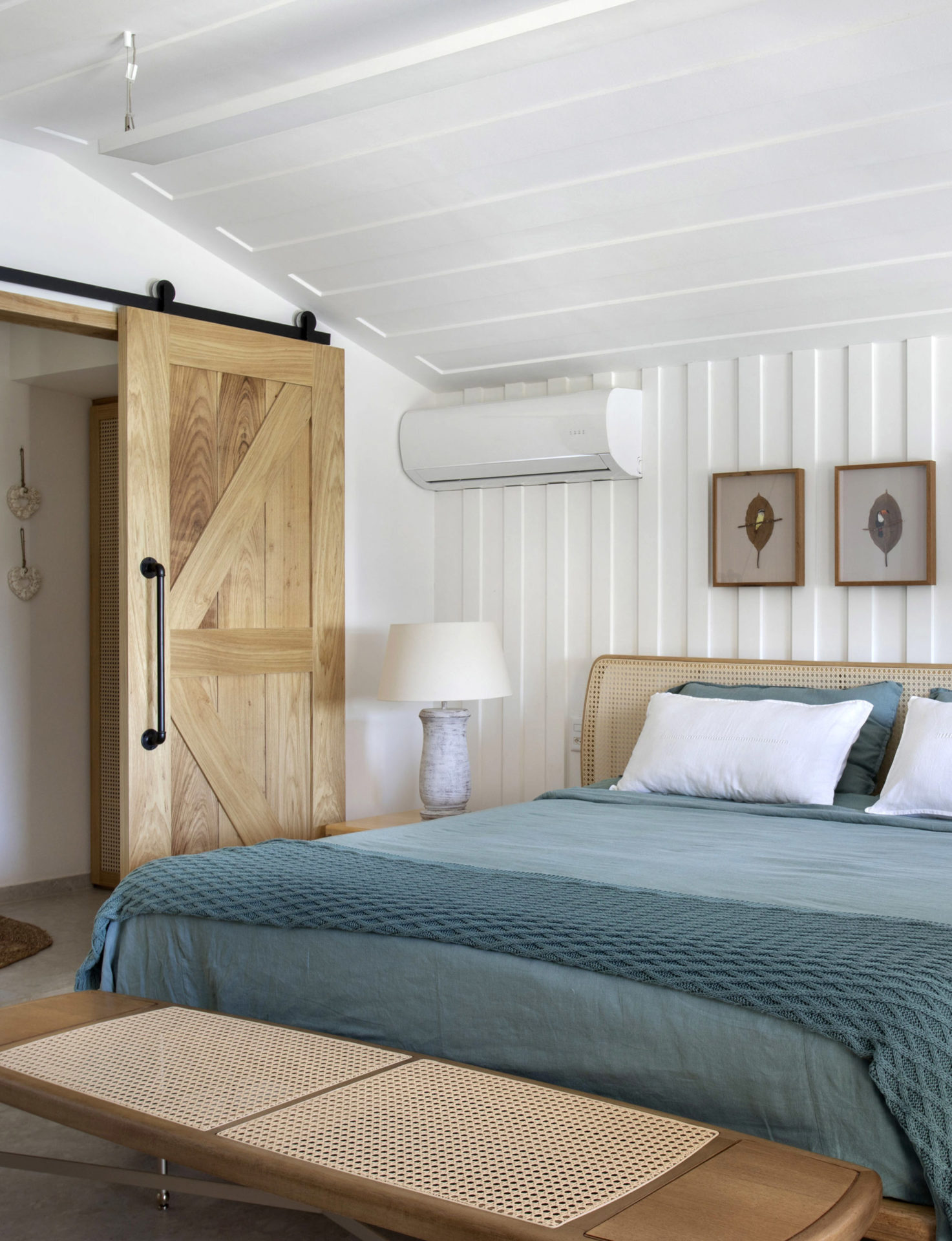 quarto com cama de casal e mesa de cabeceira com abajour