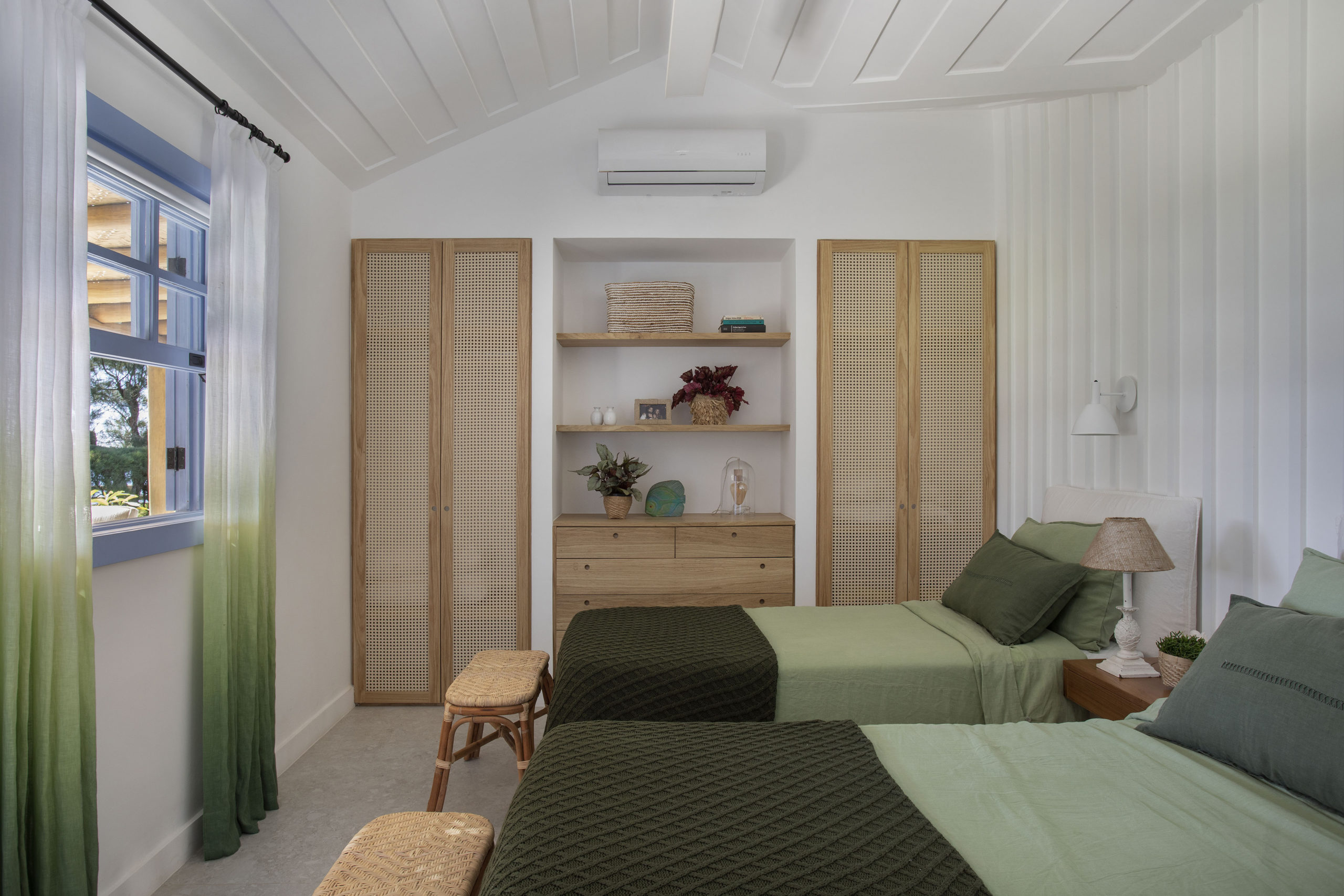 quarto com duas camas de solteiro