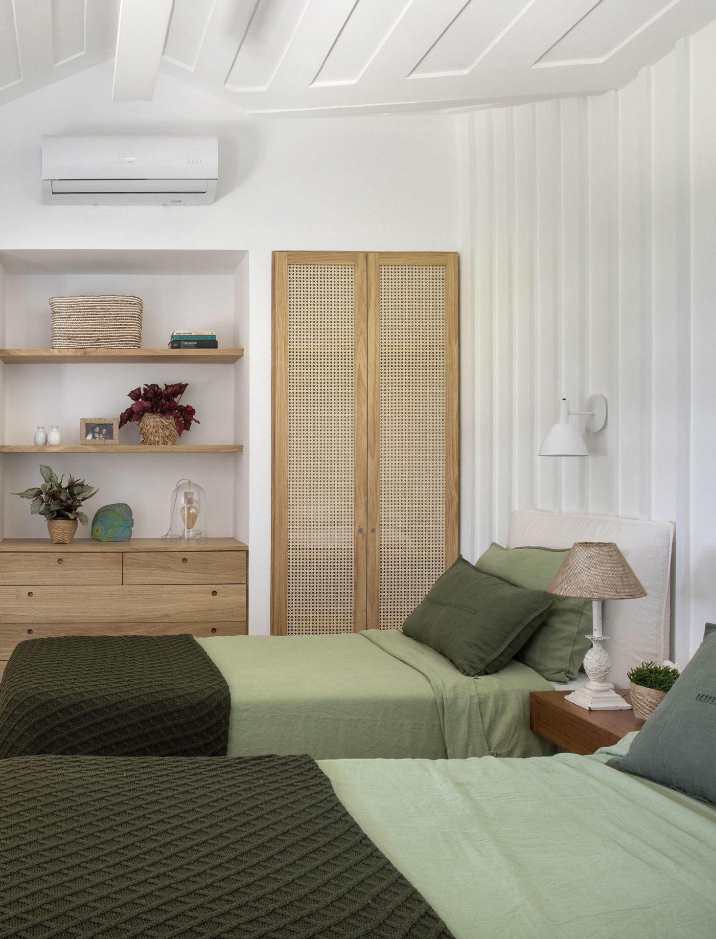 quarto em tom verde e palha