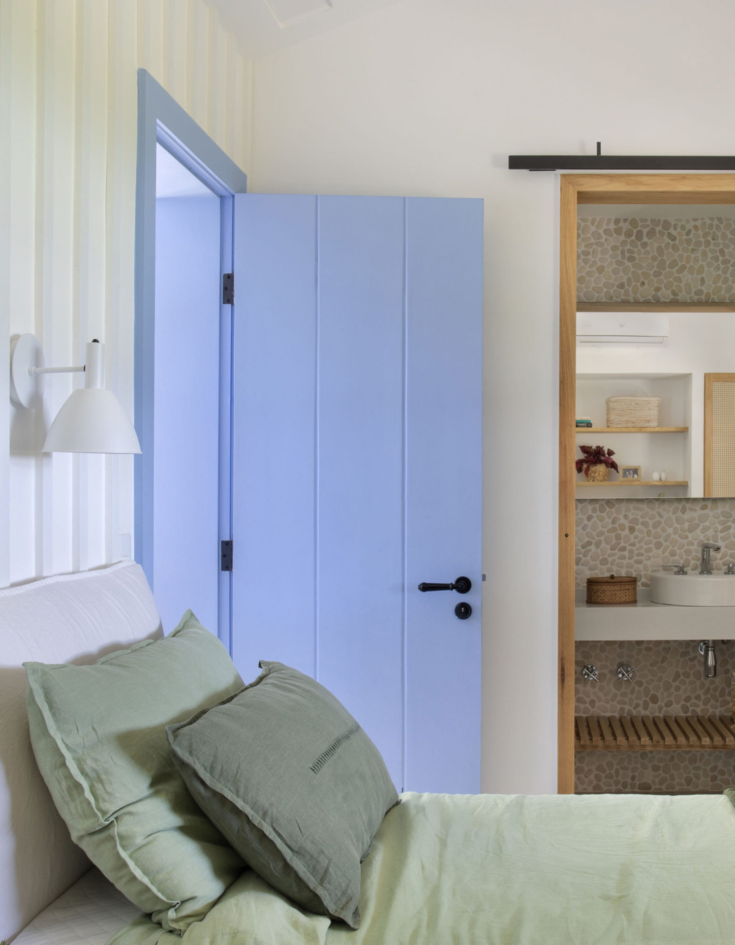 quarto nos tons de azul, verde e branco