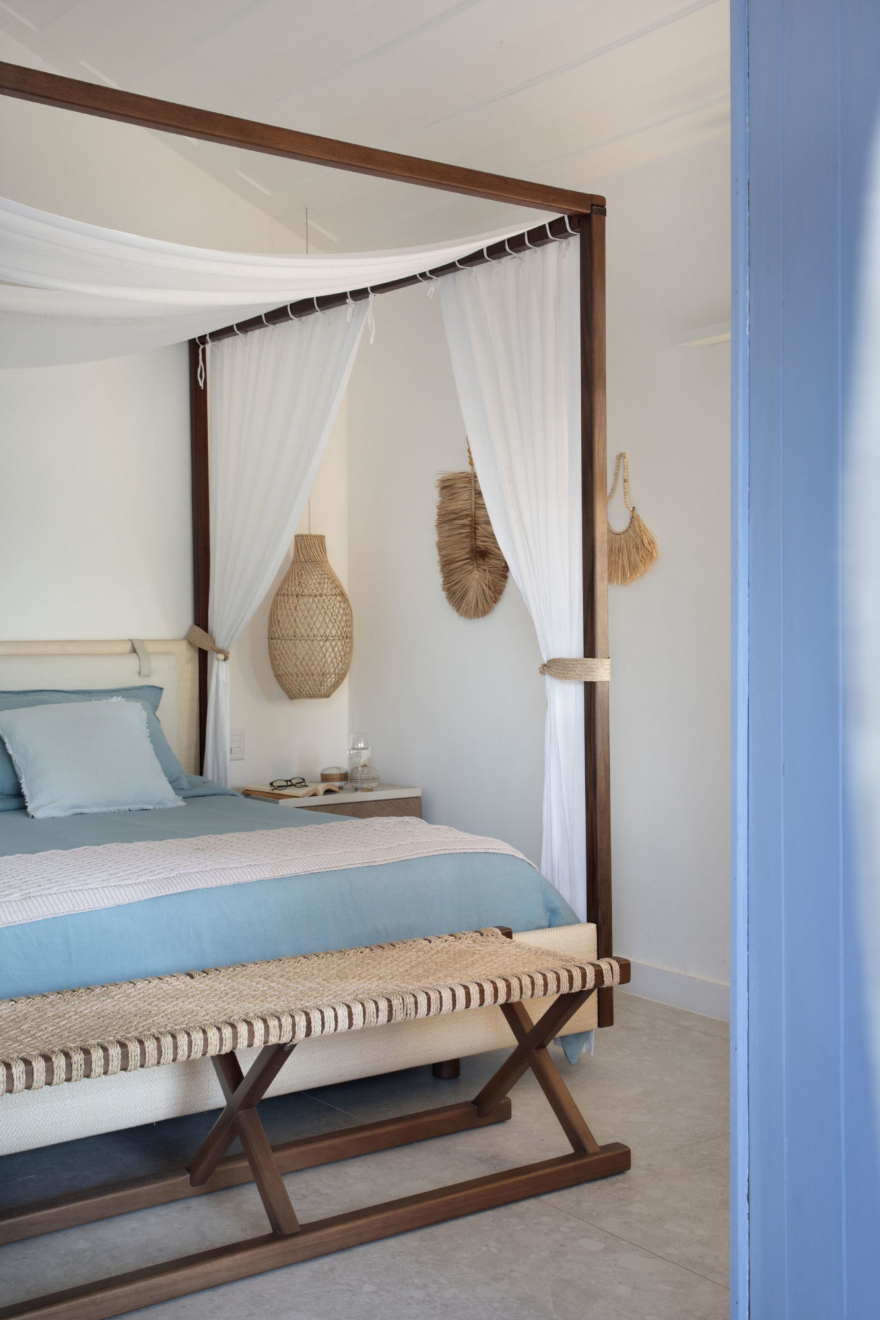 quarto de casa de praia em Búzios com cama e colcha em tons de azul