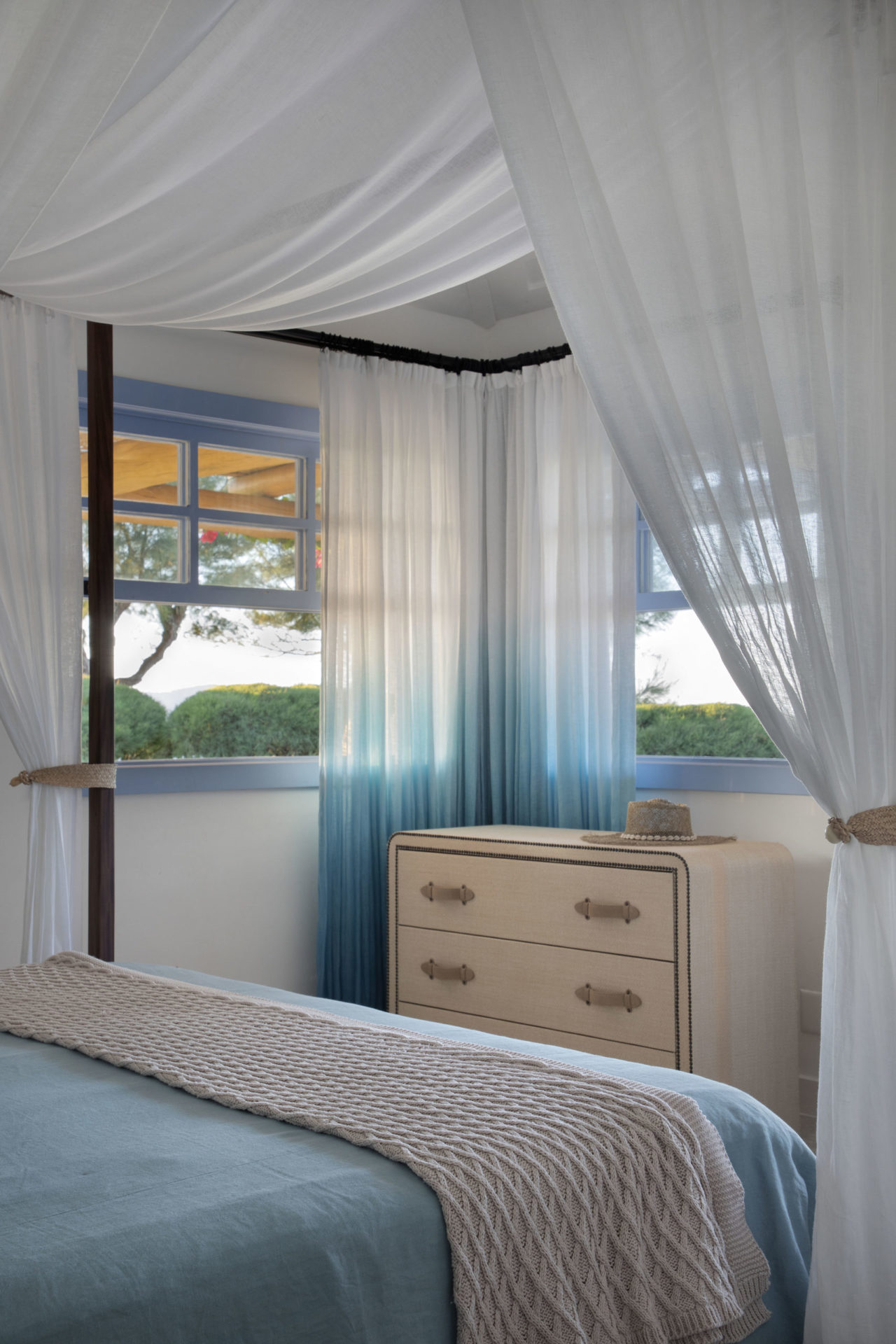 quarto em tons de azul e cômoda em madeira