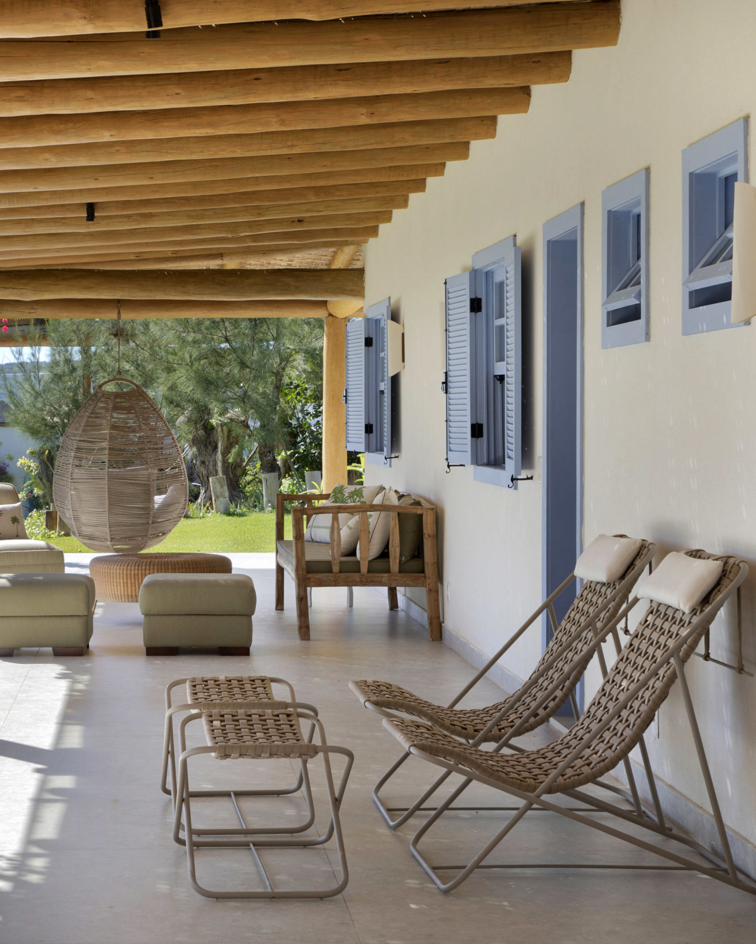 área externa de casa em Búzios com pergolado e espreguiçadeiras