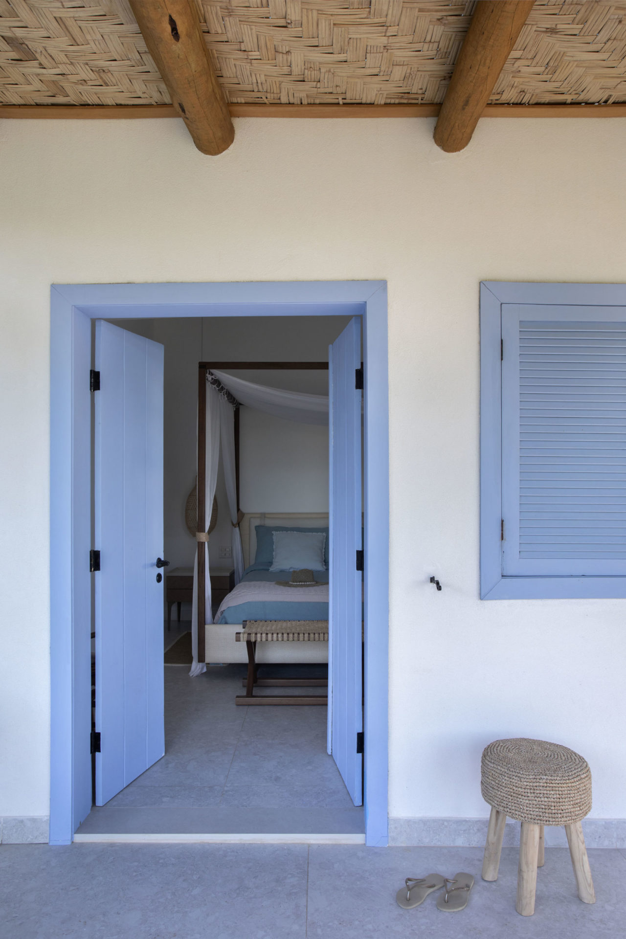 casa de praia em Búzios com porta e janelas na cor Repouso Azul