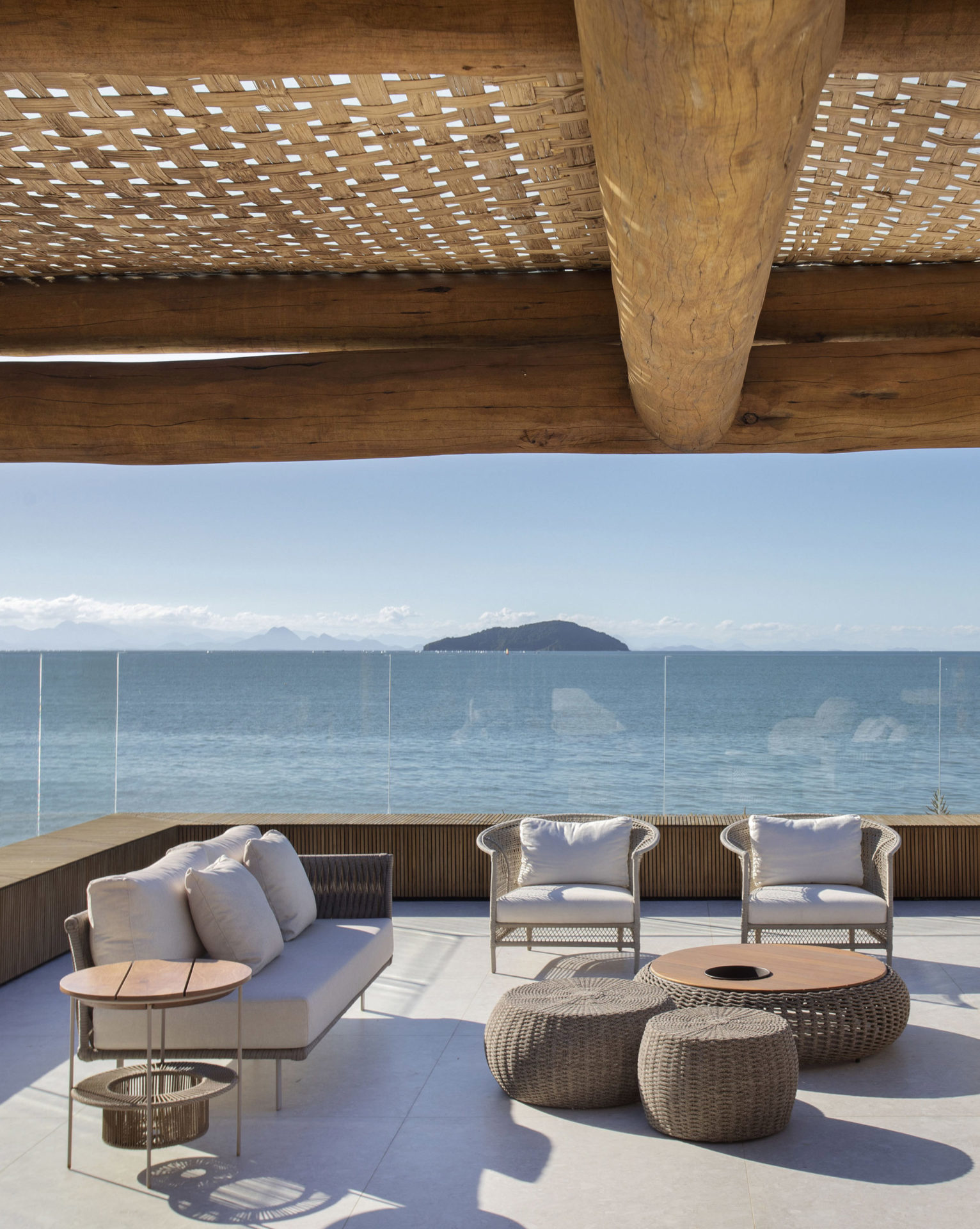 ounge-mirante voltado para o mar