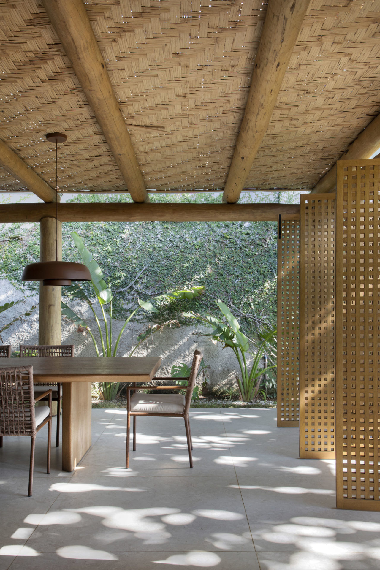 espaço gourmet acomoda uma mesa para 10 pessoas