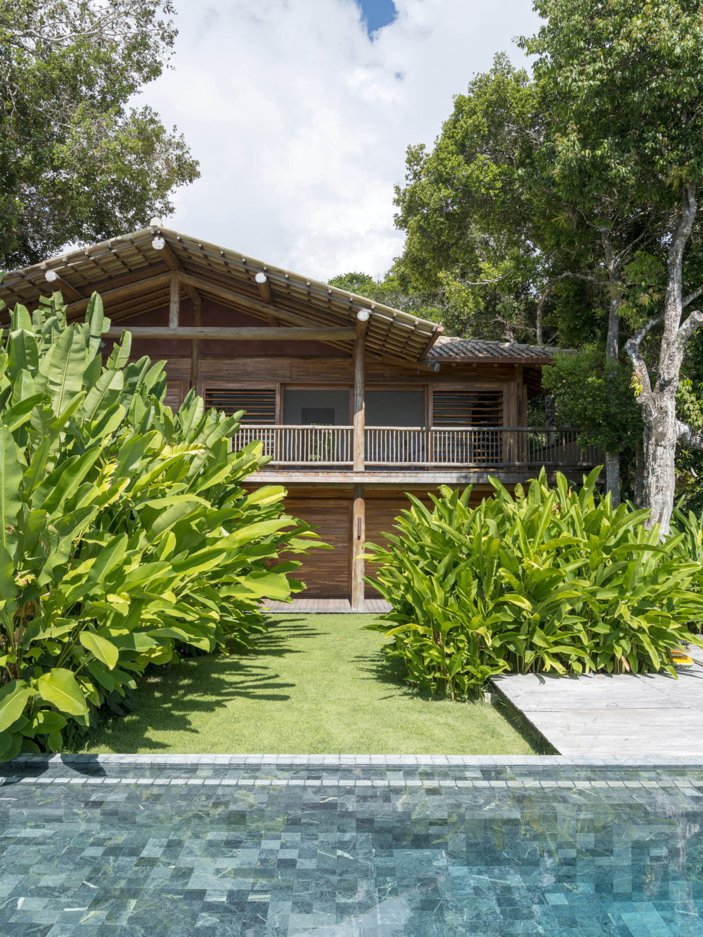 vista dos fundos de casa de praia com piscina