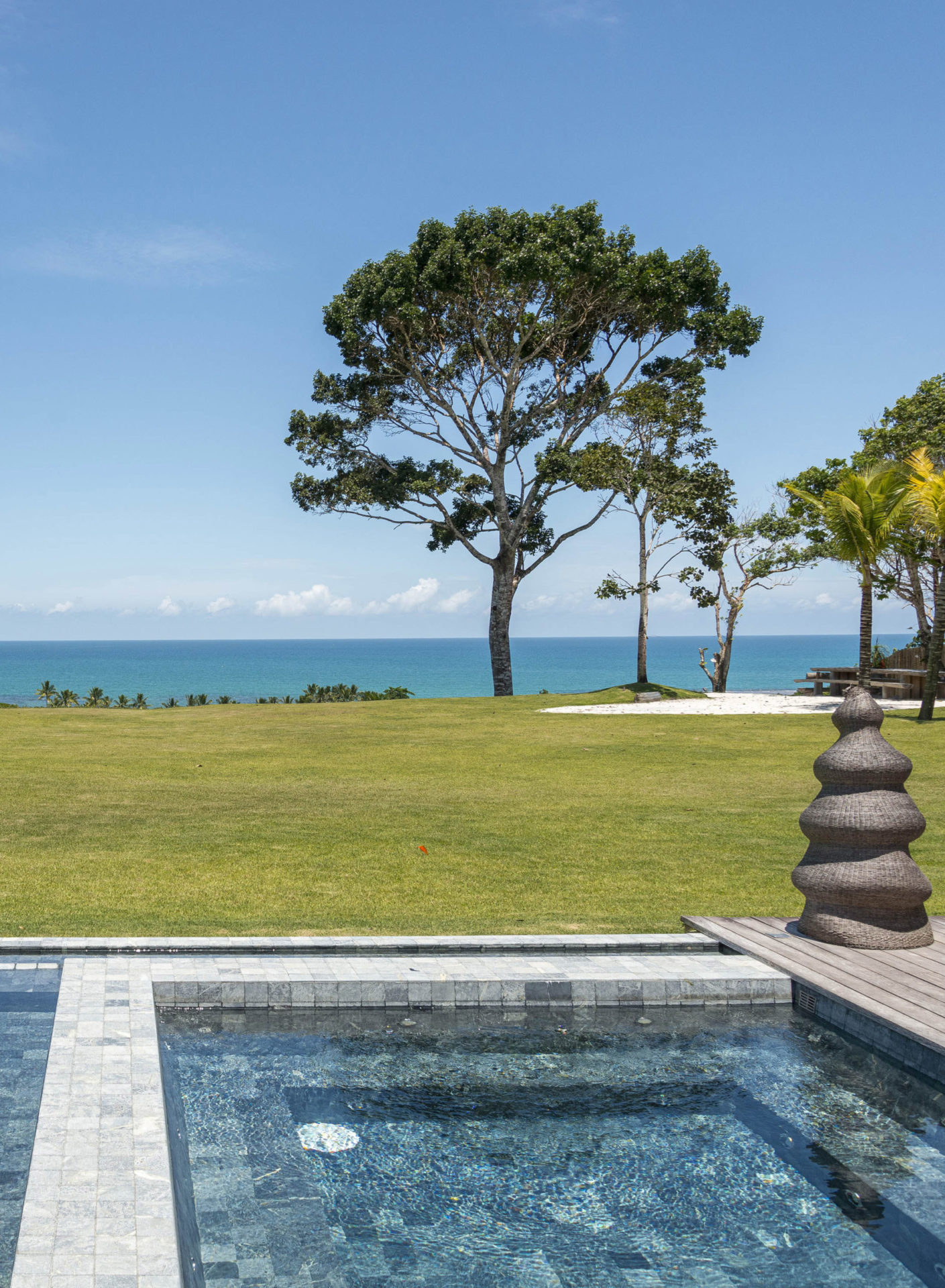 piscina com vista para a praia