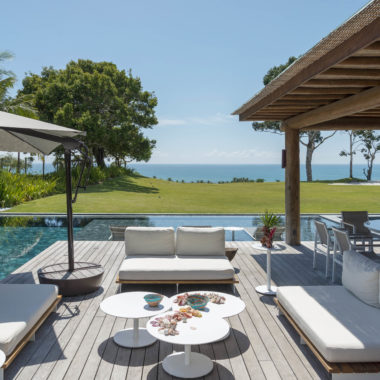 área de convivência à beira da piscina