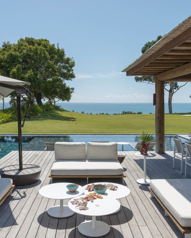 área de convivência à beira da piscina