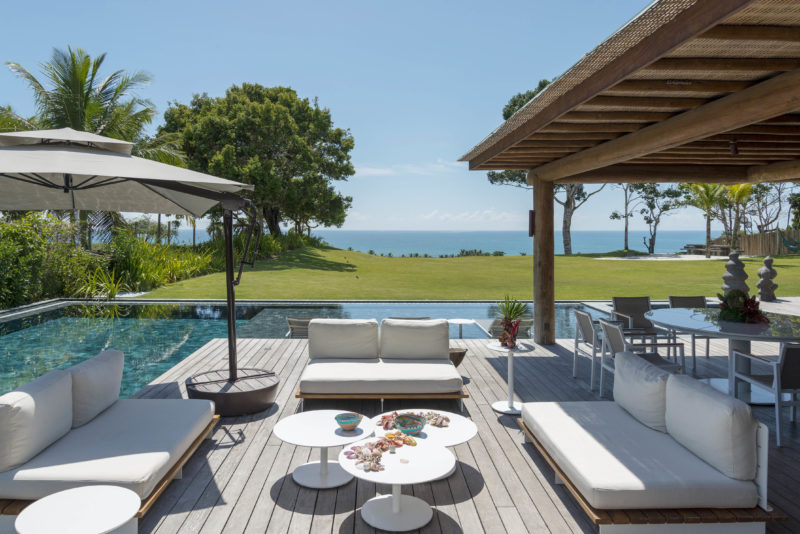 área de convivência à beira da piscina