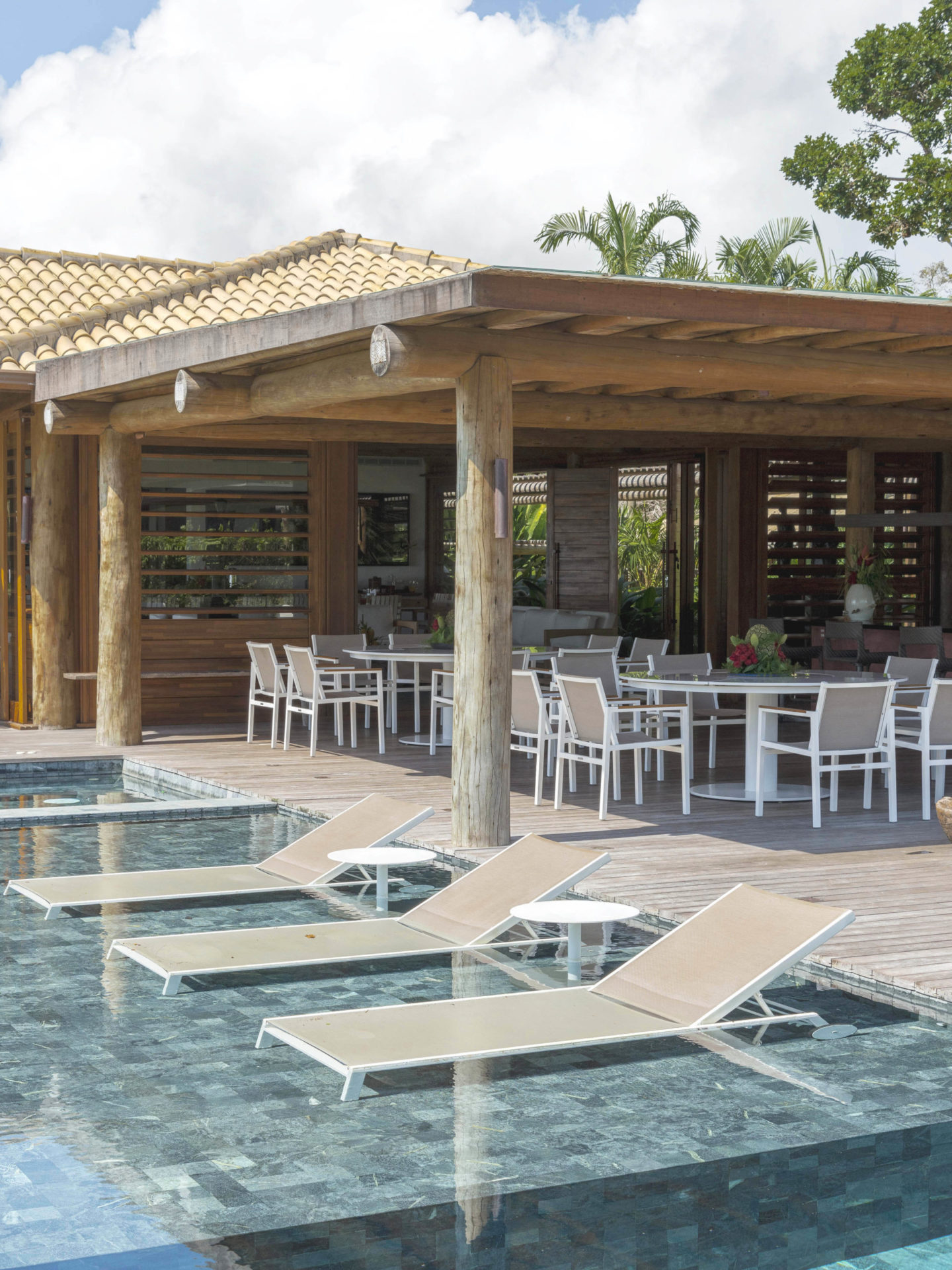 piscina com espreguiçadeiras