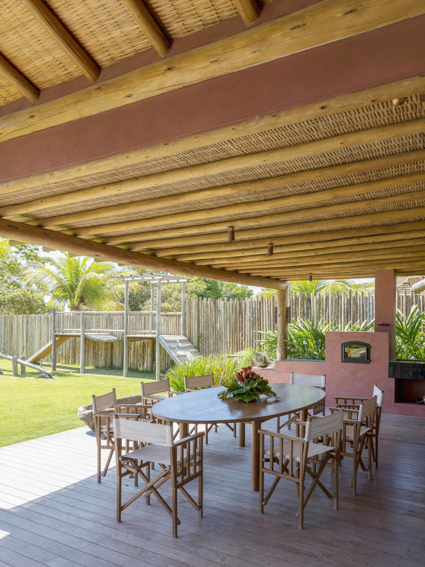 casa de praia com varanda com mesa redonda