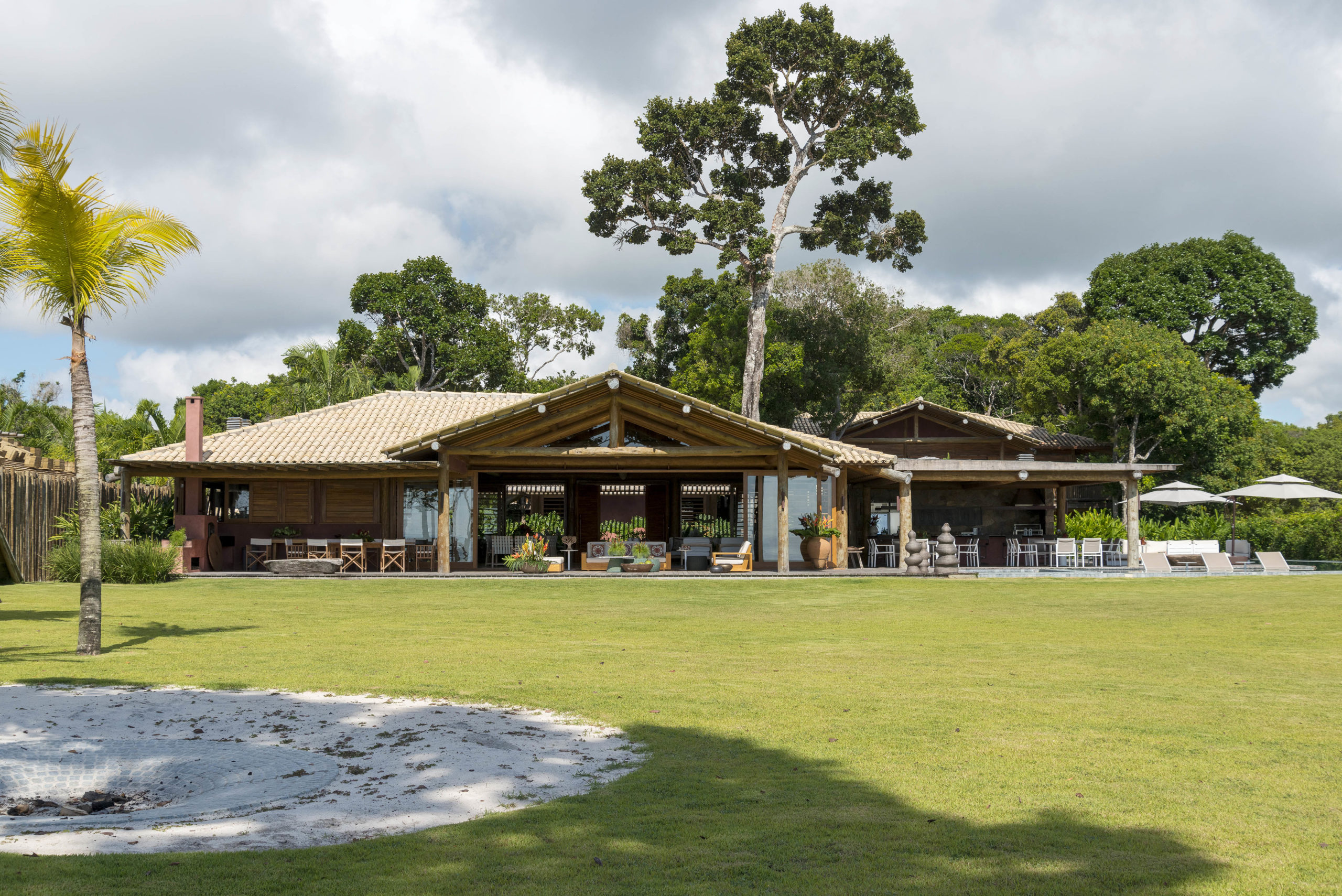 casa de praia em Trancoso com grande área verde