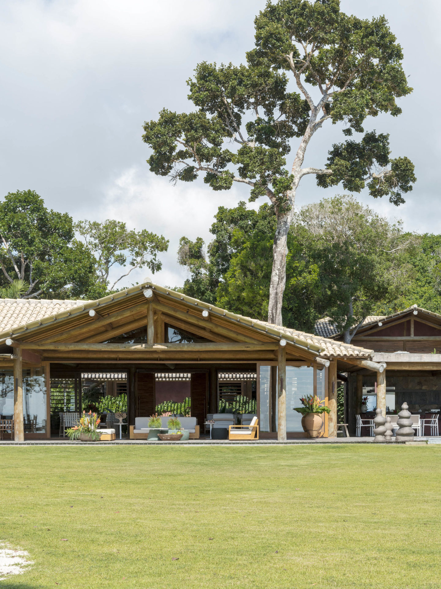 casa de praia em Trancoso com árvore preservada