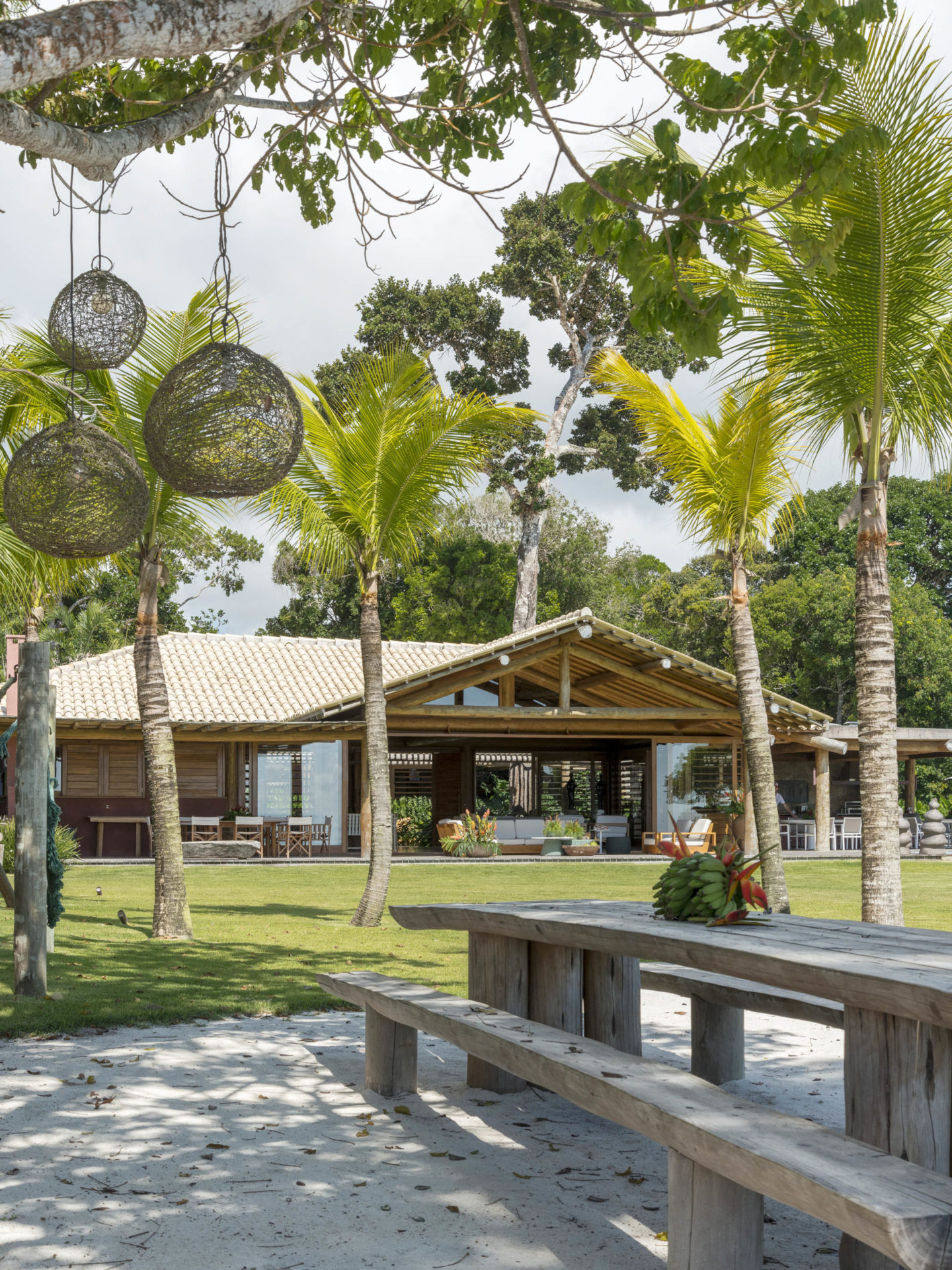 vista externa de casa de praia em Trancoso com muitas árvores