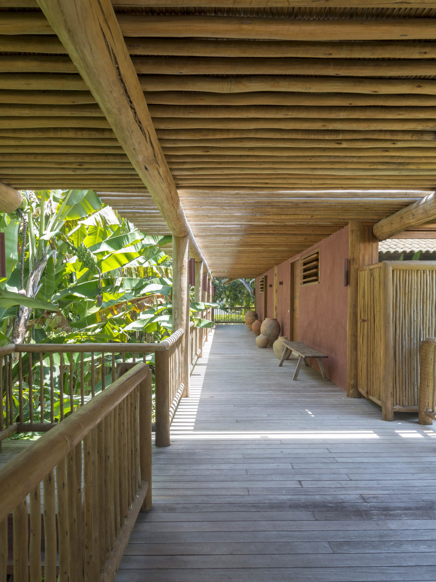 casa de praia em Trancoso toda em madeira e muitas plantas