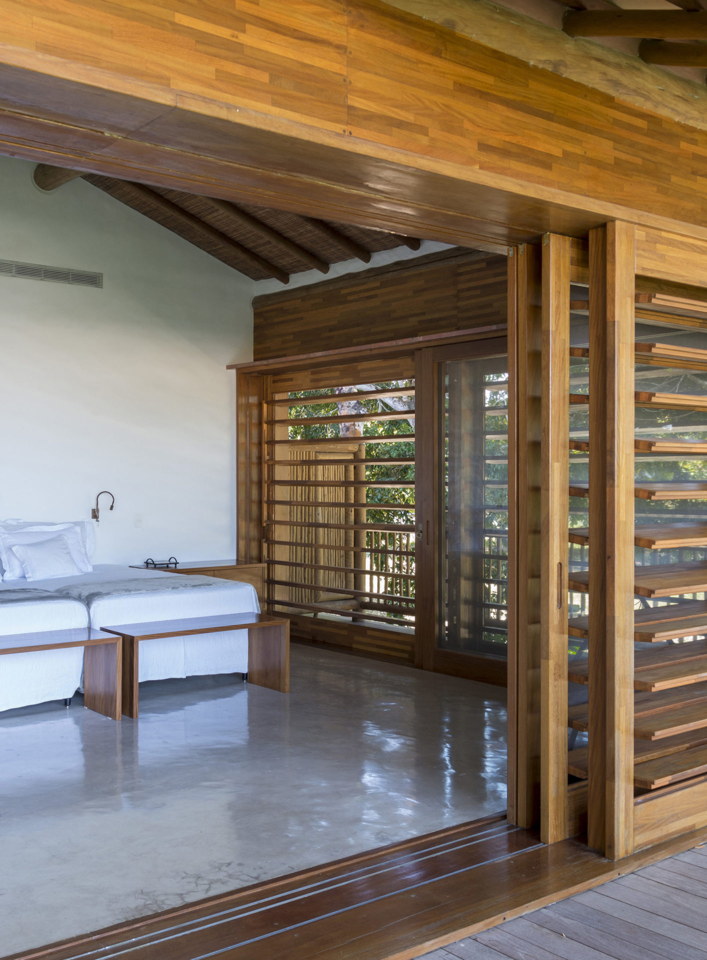 quarto de casa de praia em trancoso com destaque para madeira