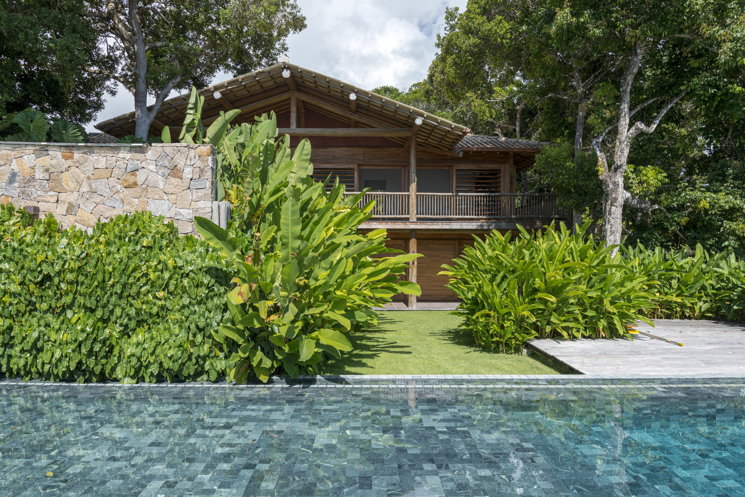 fundos de casa de praia com piscina