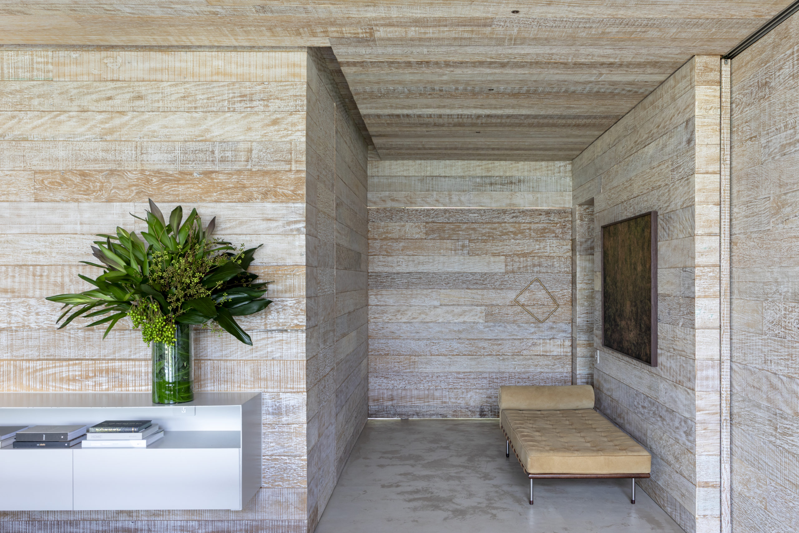 espaço para relaxamento e meditação em casa com vaso de plantas, sofá e quadro na parede