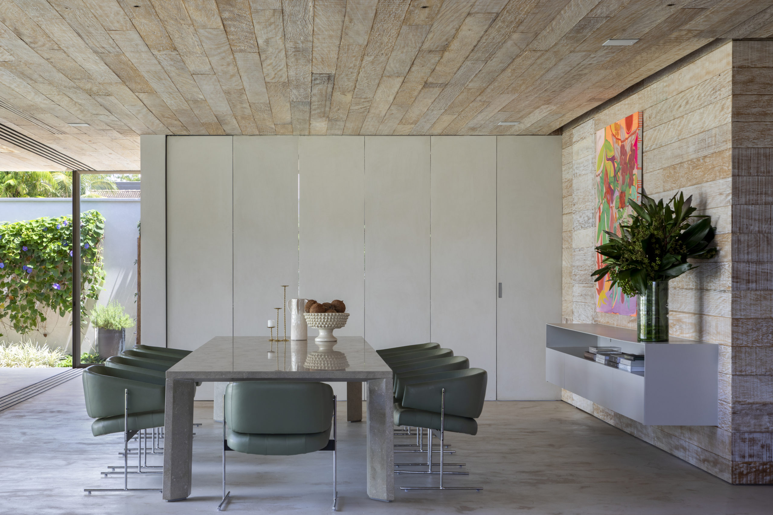 sala com mesa de jantar