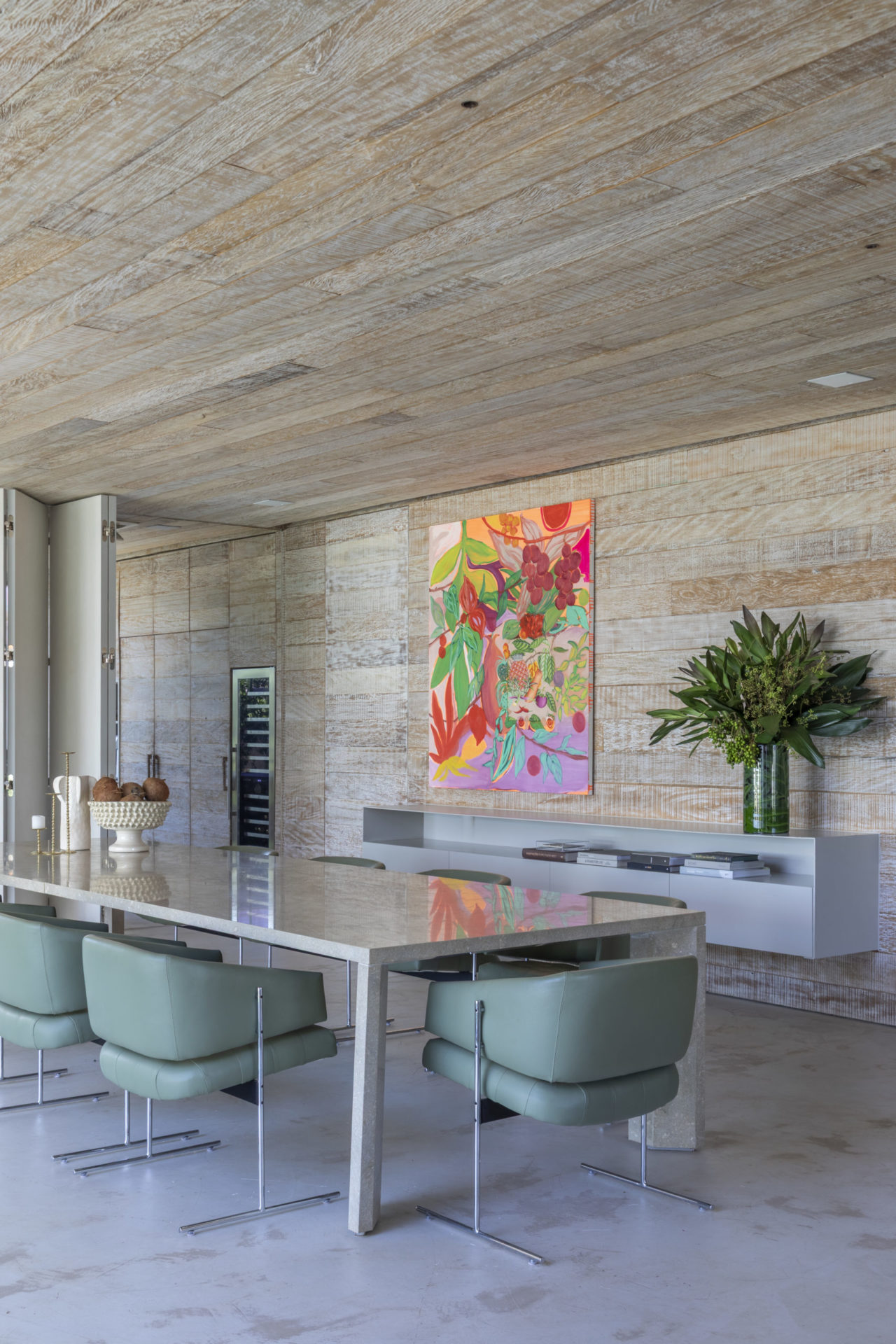 sala com mesa de jantar, aparador, quadro na parede