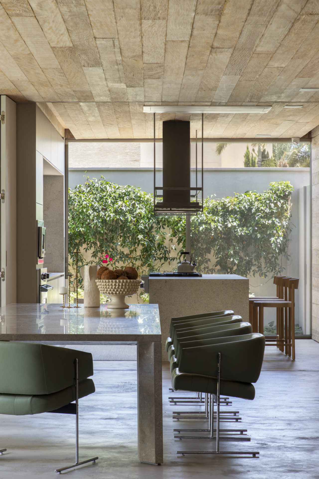 bancada de cozinha com banquetas