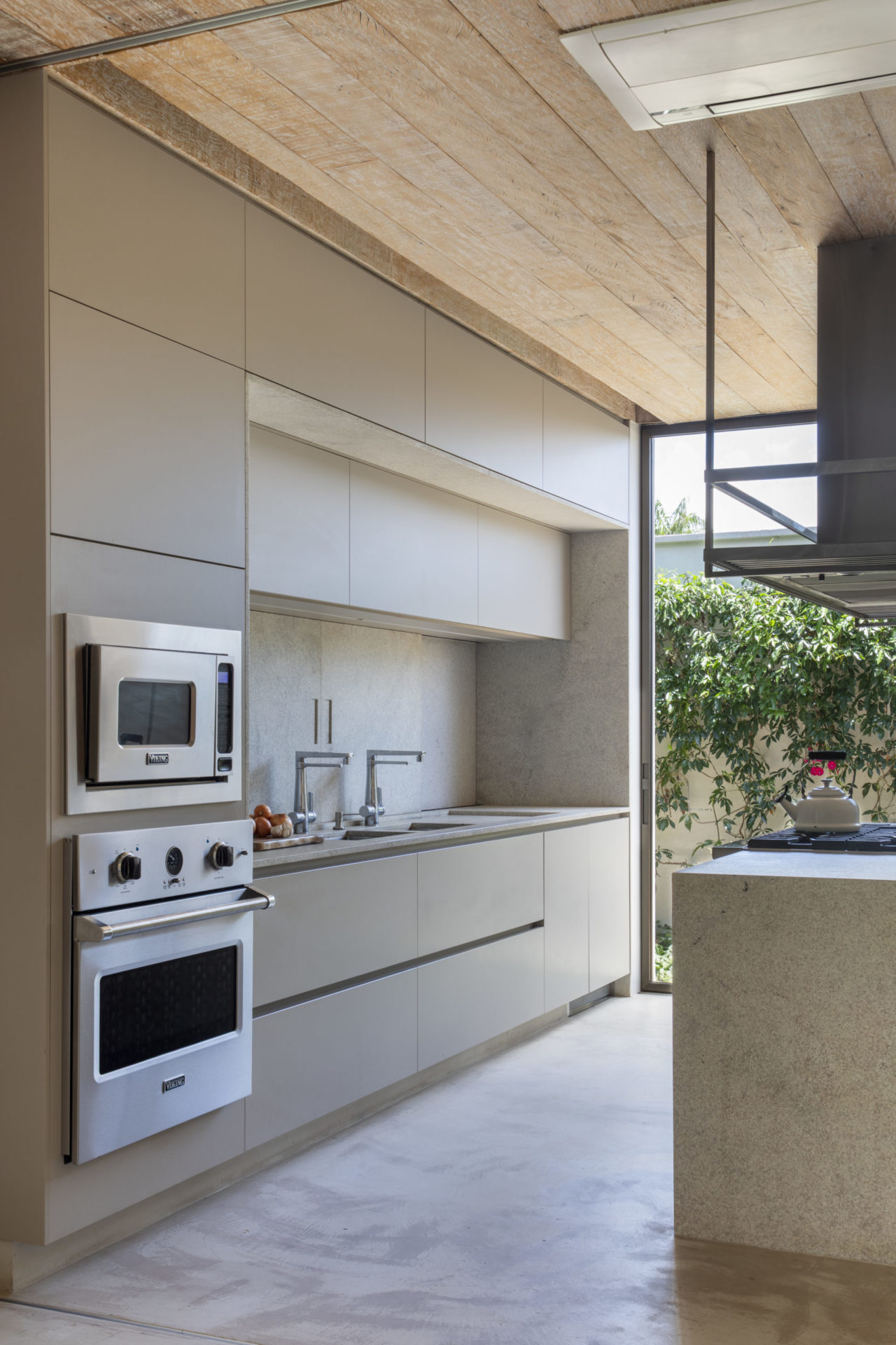 cozinha em tons claros, fogão e bancada