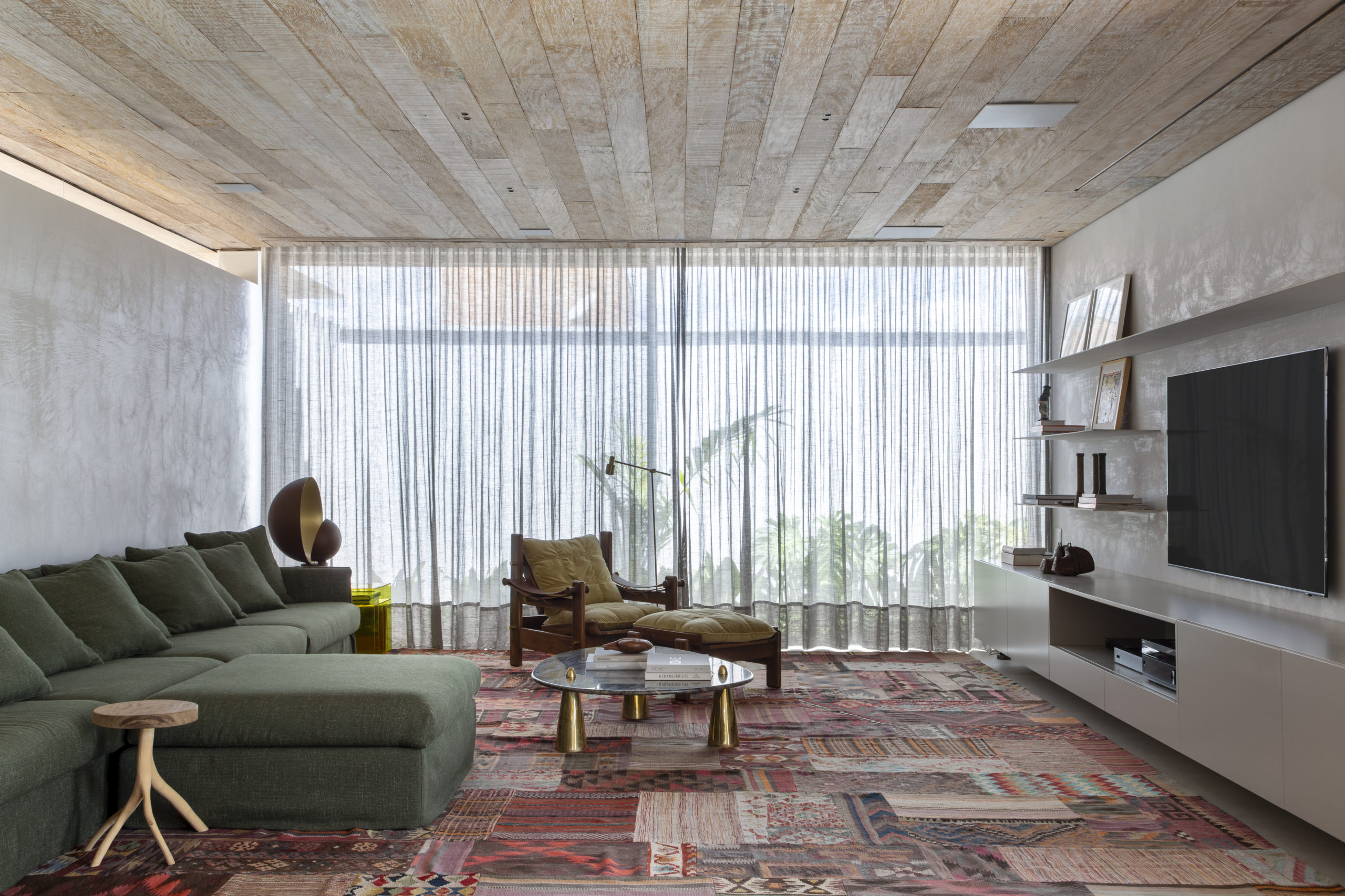 sala de TV com sofá e espreguiçadeira